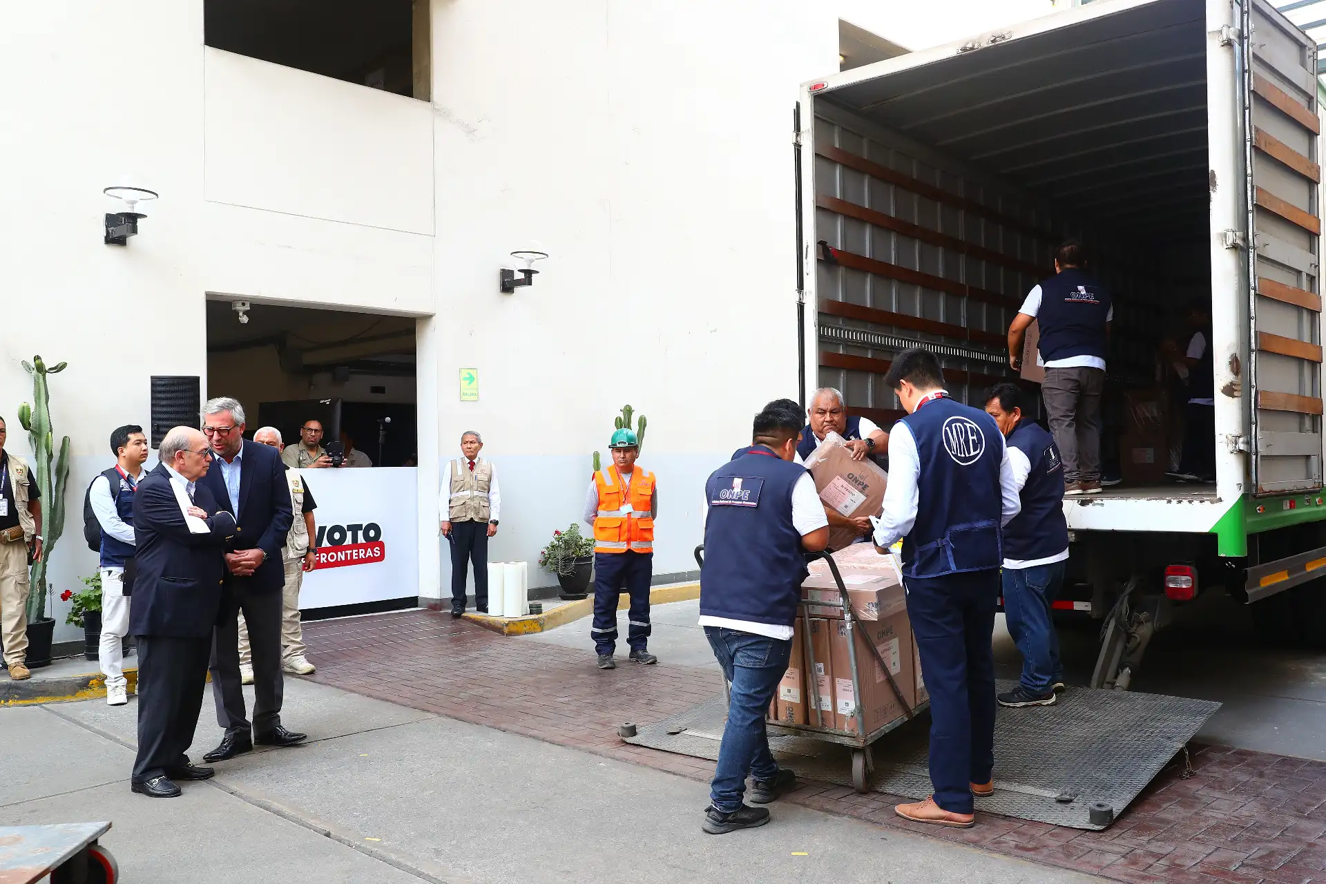 La ONPE realizó la entrega del material electoral al Ministerio de Relaciones Exteriores del Perú, que será trasladado a las misiones consulares en el exterior para las Elecciones Generales 2026. En el acto participaron el canciller Hugo de Zela y el jefe de la ONPE, Piero Corvetto.
Foto: ANDINA/ Verónica Calderón