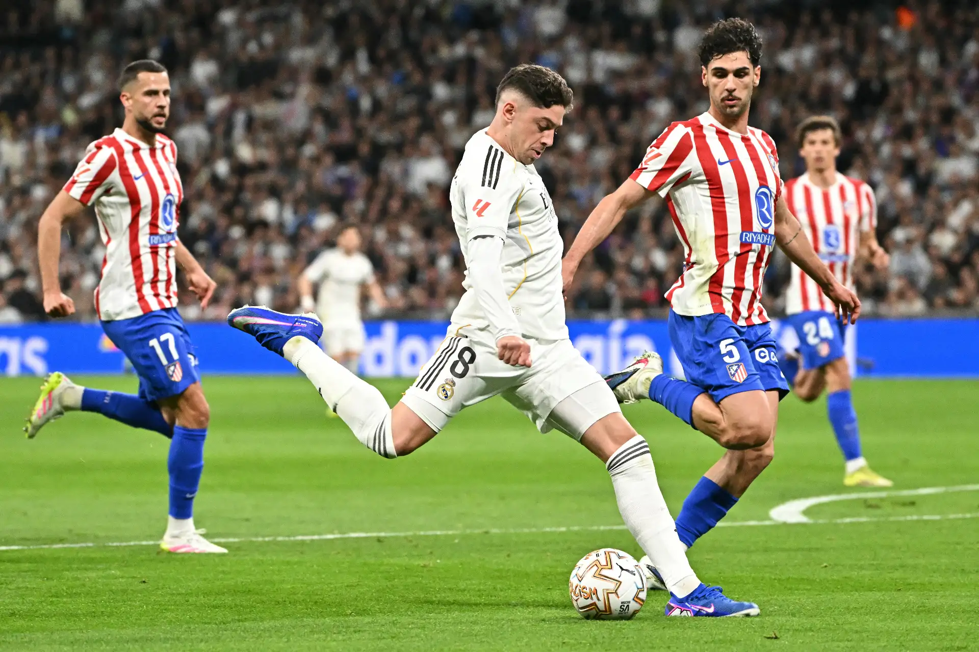 El centrocampista uruguayo del Real Madrid, Federico Valverde (número 08), es desafiado por el centrocampista estadounidense del Atlético de Madrid, Johnny Cardoso (número 05), durante el partido de la liga española entre el Real Madrid CF y el Club Atlético de Madrid en el Estadio Santiago Bernabéu de Madrid el 22 de marzo de 2026.  Foto:AFP