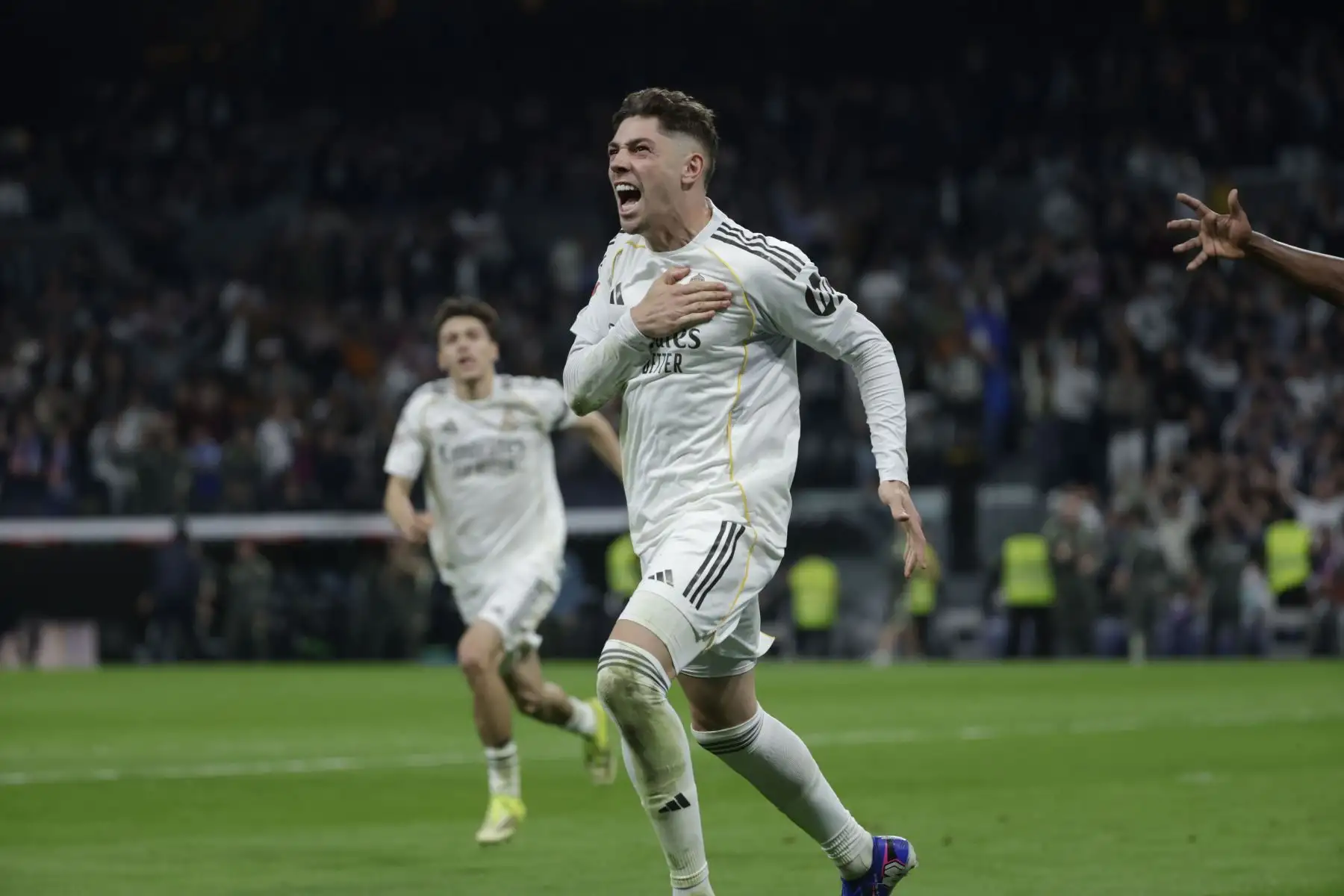 El centrocampista del Real Madrid Fede Valverde celebra tras marcar el 2-1, durante el partido de la jornada 29 de LaLiga que Real Madrid y Atlético de Madrid disputan este domingo en el estadio Santiago Bernabéu Foto: EFE