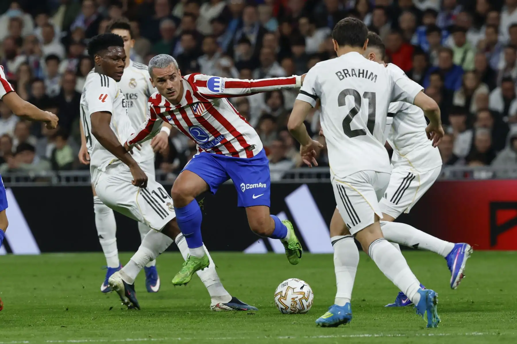 El jugador de Real Madrid Aurelien Tchouameni y el jugador del Atlético de Madrid Antoine Griezmann, durante el partido de la jornada 29 de LaLiga entre el Real Madrid y el Atlético de Madrid, este domingo en el estadio Santiago Bernabéu.- Foto: EFE