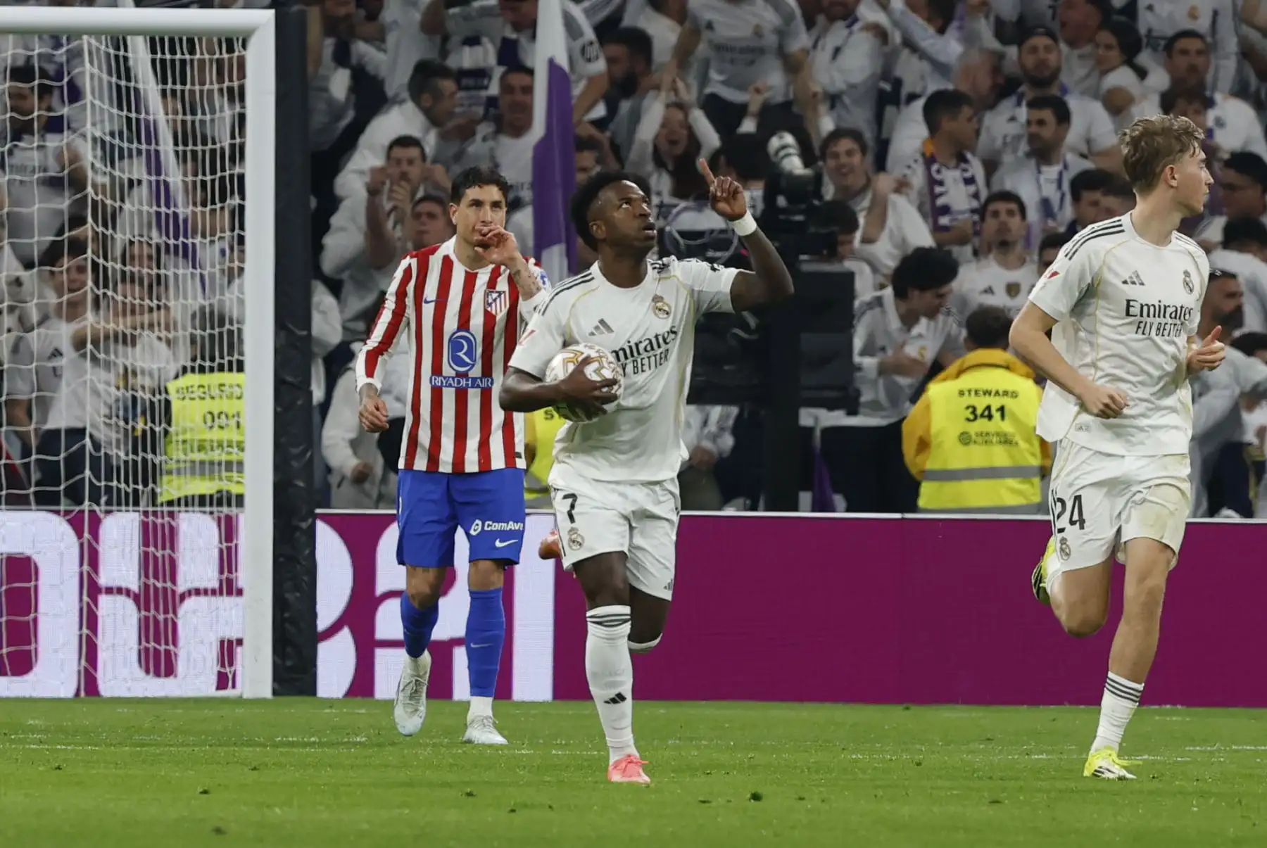 El delantero del Real Madrid Vinicius Junior (c) celebra tras marcar el 1-1, durante el partido de la jornada 29 de LaLiga que Real Madrid y Atlético de Madrid disputan este domingo en el estadio Santiago Bernabéu.  Foto: EFE
