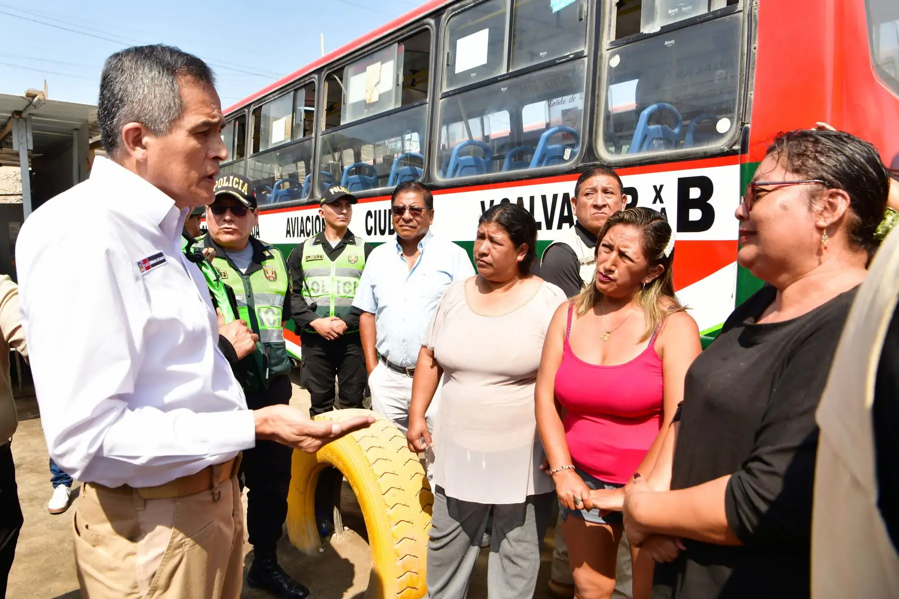 Durante la jornada, el titular del Ministerio del Interior recorrió zonas de Lima Sur y visitó los patios de maniobra de empresas de transporte Santa Catalina (Villa El Salvador), Santo Cristo de Pachacamilla (Pachacámac) y Guadulfo Silva Carbajal (San Bartolo), donde supervisó el despliegue policial a cargo de efectivos de Los Halcones y otras unidades especializadas.
Foto: Ministerio del interior