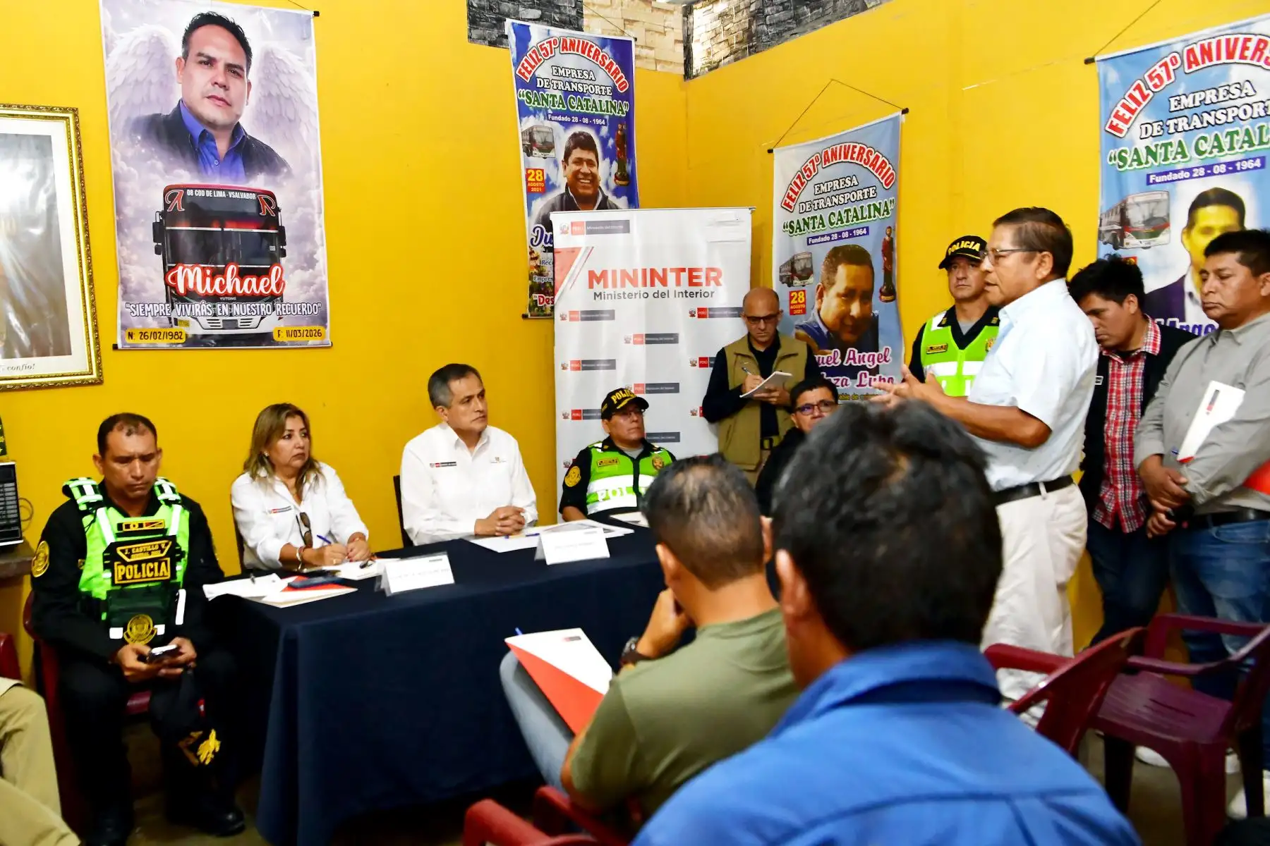 “Mi presencia responde a la supervisión directa de los servicios policiales. No se trata solo de una visita, sino de garantizar sostenibilidad y seguimiento a las acciones en el marco de la política del Gobierno”, afirmó el ministro durante una reunión con dirigentes transportistas.
Foto: Ministerio del interior