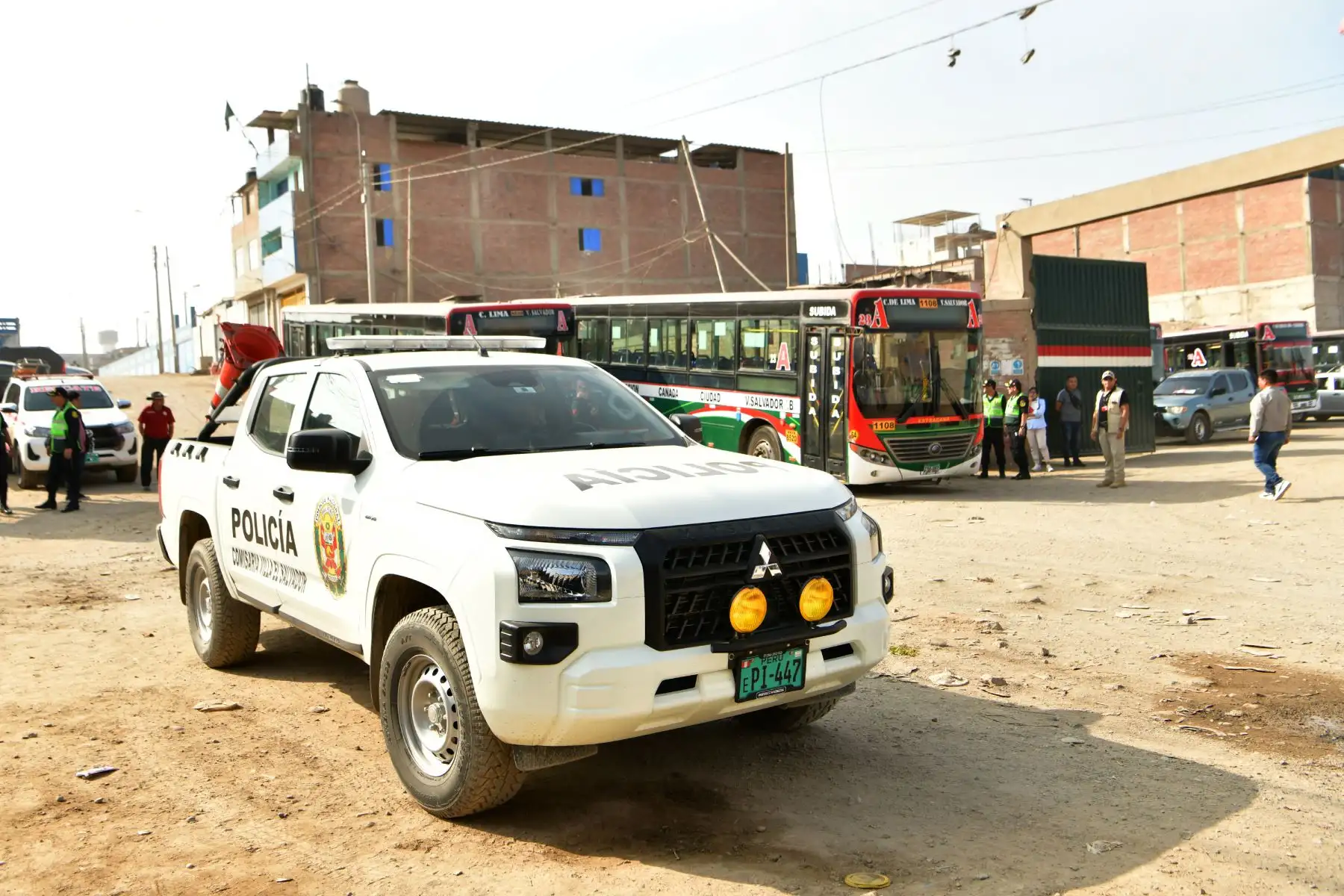 El ministro del Interior, José Zapata Morante, supervisó este domingo la ejecución del plan operativo de la Policía Nacional del Perú orientado a reforzar la seguridad en el transporte público, mediante acciones de acompañamiento, resguardo y patrullaje estratégico en ruta.
Foto: Ministerio del interior