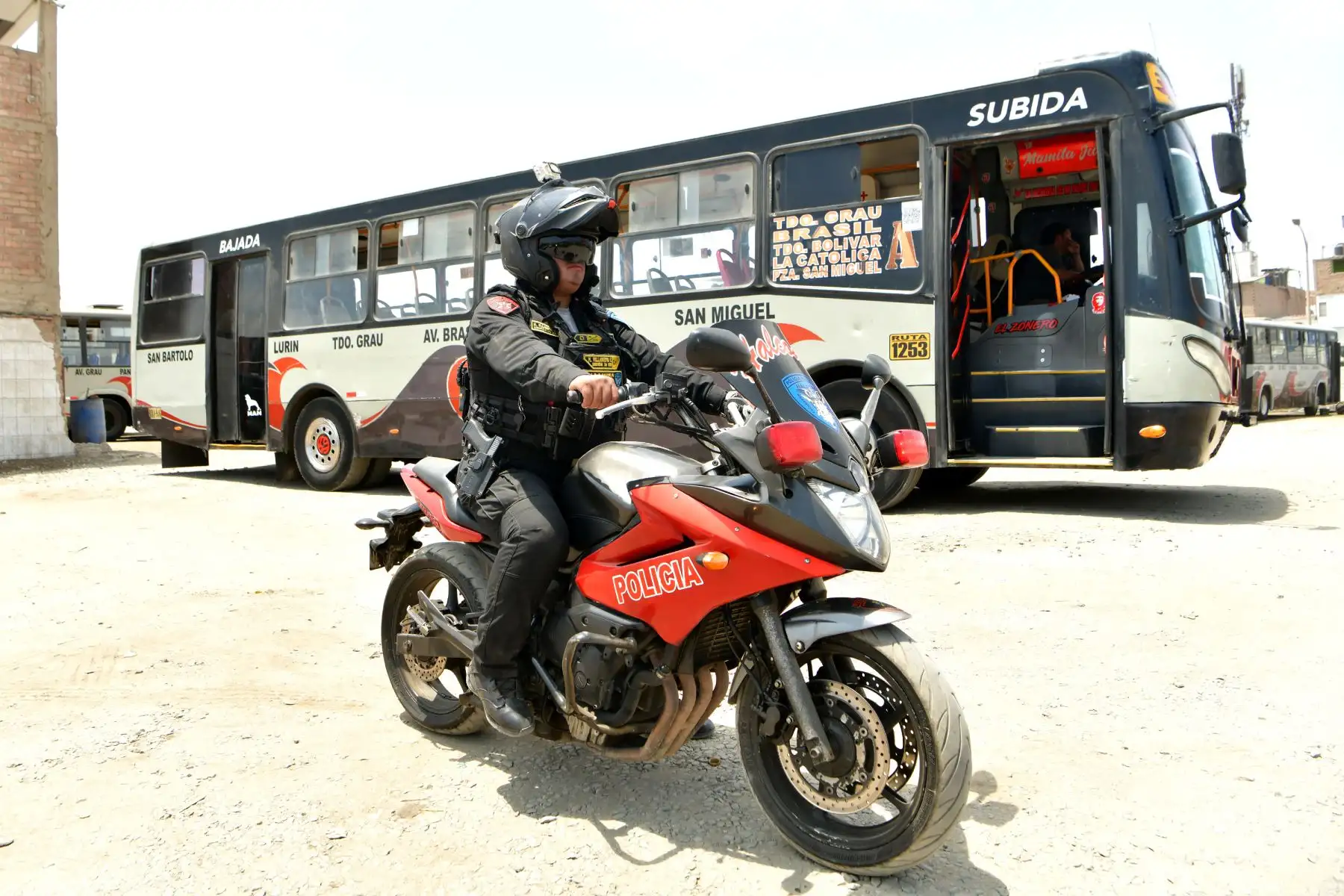 En este espacio de diálogo, el ministro recogió las principales demandas del sector y reforzó la articulación con los operadores de transporte, con el objetivo de enfrentar de manera conjunta las extorsiones y otros delitos vinculados a la criminalidad organizada.
Foto: Ministerio del interior