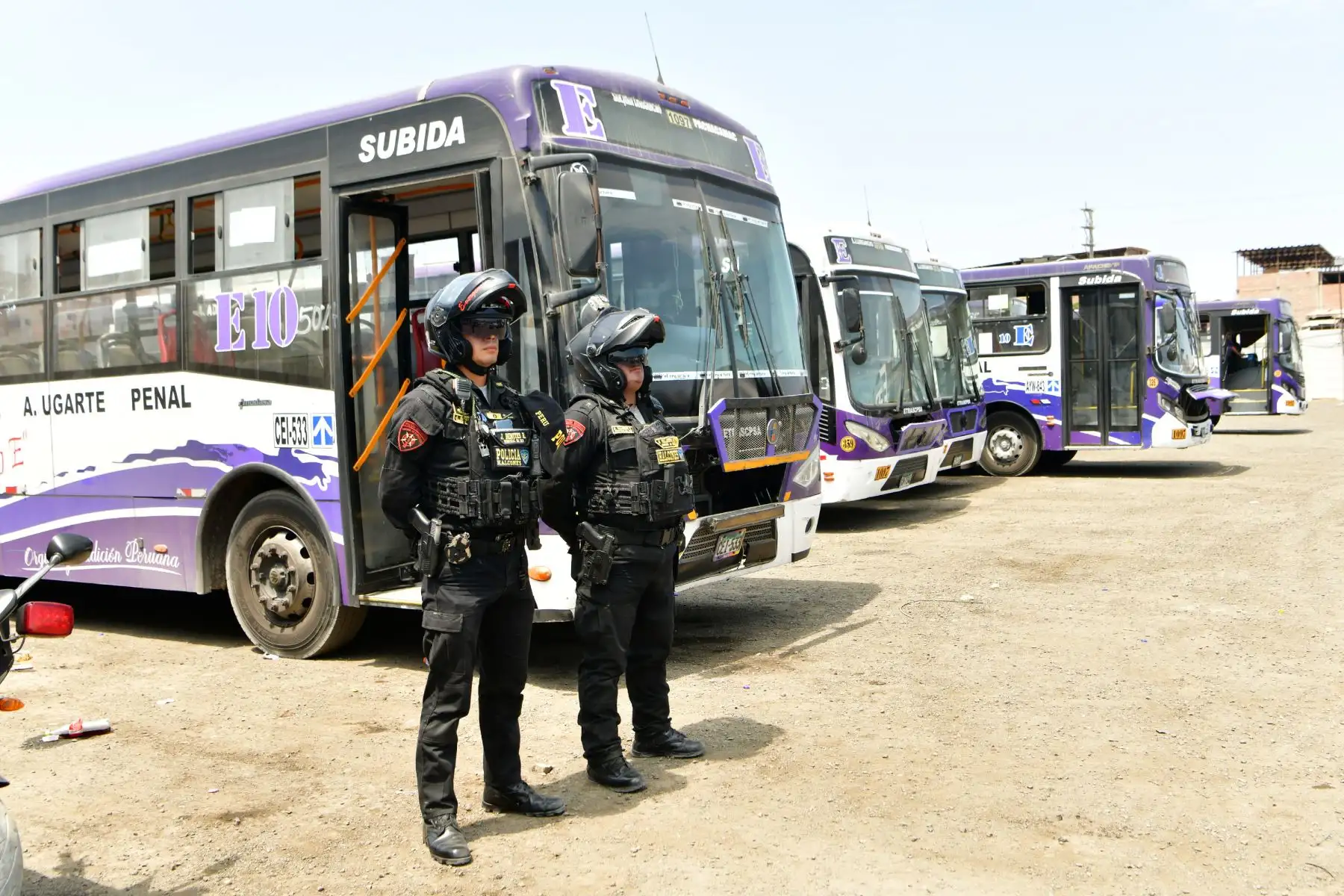 En este espacio de diálogo, el ministro recogió las principales demandas del sector y reforzó la articulación con los operadores de transporte, con el objetivo de enfrentar de manera conjunta las extorsiones y otros delitos vinculados a la criminalidad organizada.
Foto: Ministerio del interior