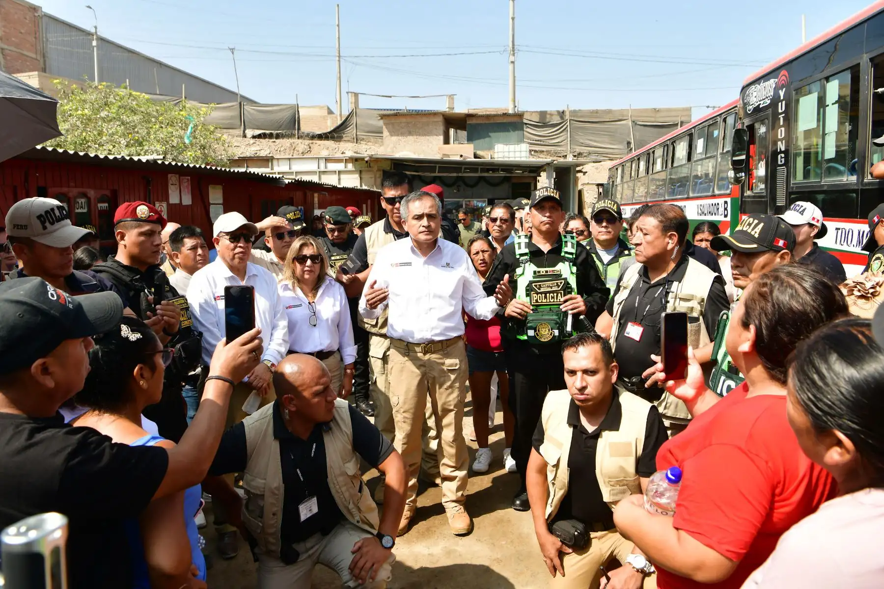 El ministro del Interior, José Zapata Morante, supervisó este domingo la ejecución del plan operativo de la Policía Nacional del Perú orientado a reforzar la seguridad en el transporte público, mediante acciones de acompañamiento, resguardo y patrullaje estratégico en ruta.
Foto: Ministerio del interior