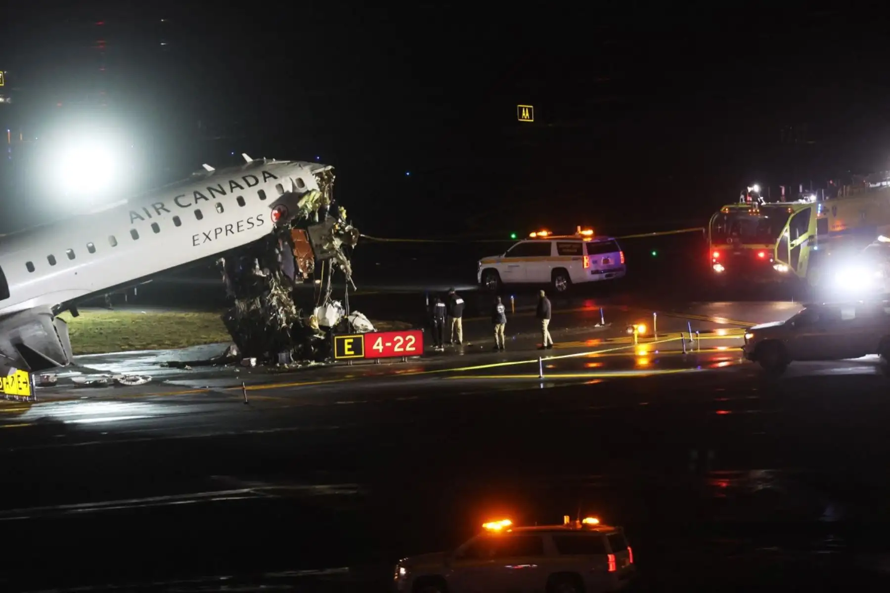 La colisión se produjo mientras la aeronave transitaba por la pista y el vehículo de emergencia realizaba labores de respuesta, según informaron autoridades de la terminal aérea de Nueva York. Foto: ANDINA/AFP