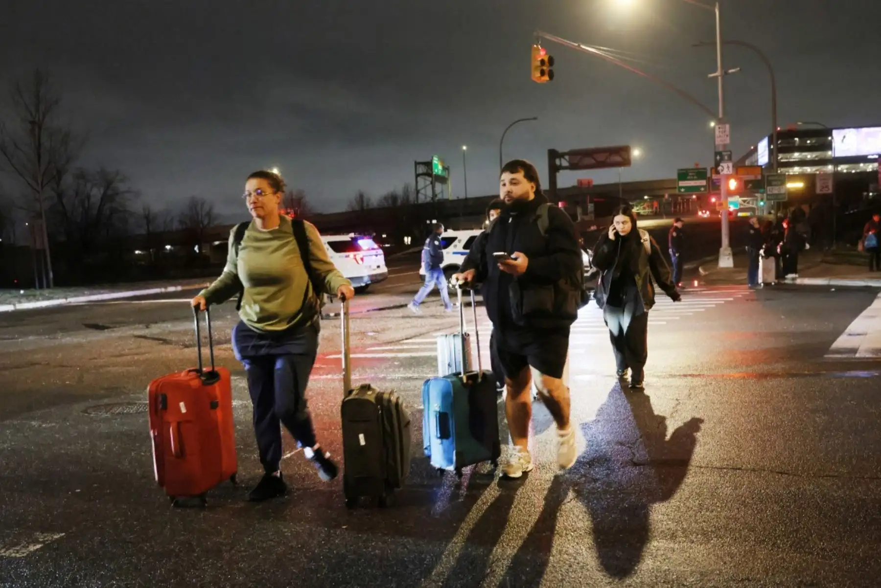 El accidente involucró a un avión de Air Canada Express que había llegado desde Montreal y a un camión de bomberos que se encontraba en la pista del aeropuerto LaGuardia atendiendo otro incidente al momento de la colisión. Foto: ANDINA/AFP