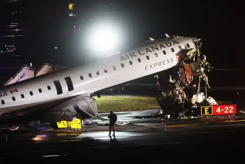 Dos muertos tras colisión entre avión y vehículo de emergencia en aeropuerto de Nueva York