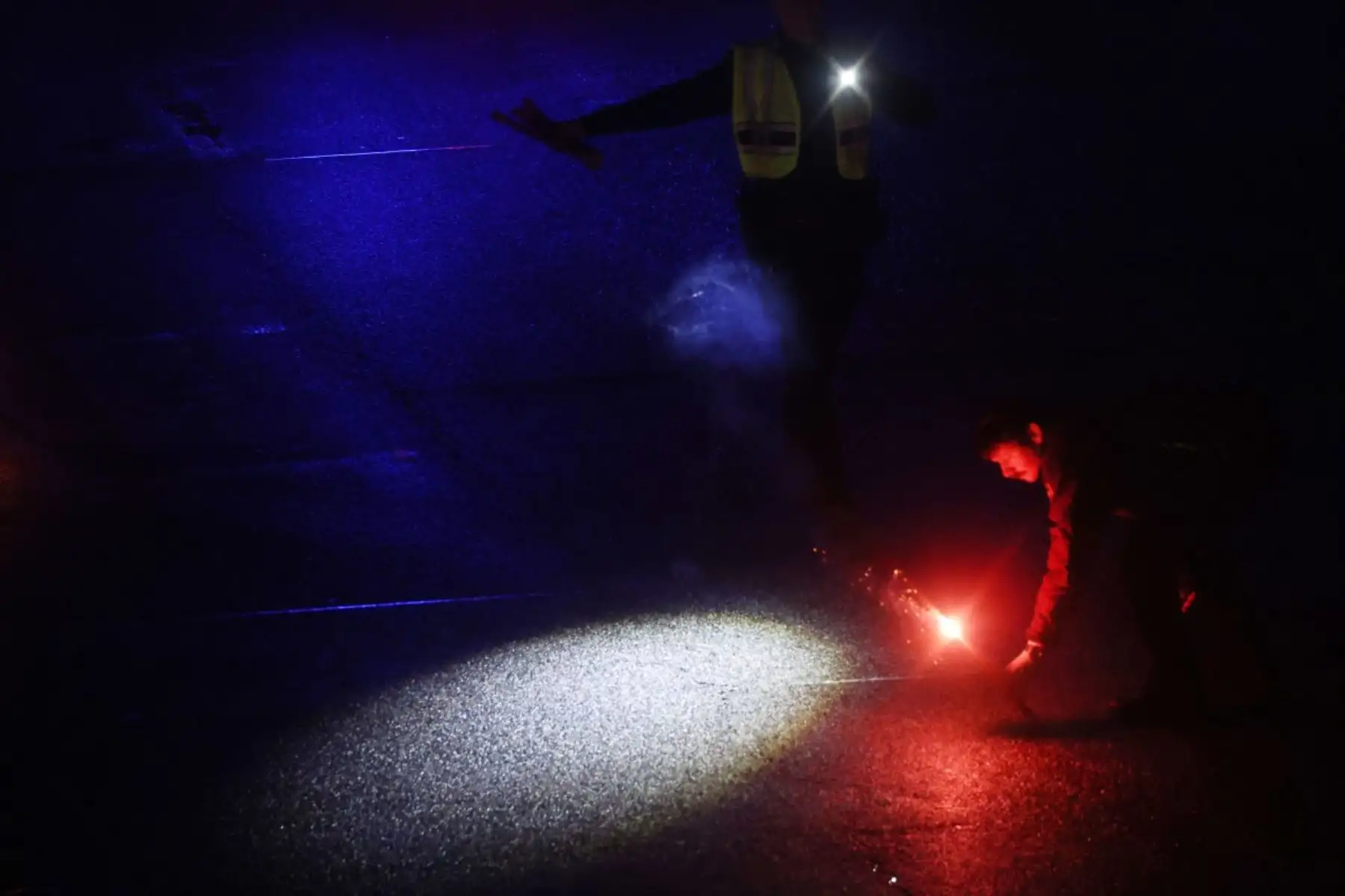 Equipos de emergencia y rescate acudieron de inmediato a la zona del impacto para atender a los heridos y asegurar el área afectada dentro del aeropuerto LaGuardia. Foto: ANDINA/AFP