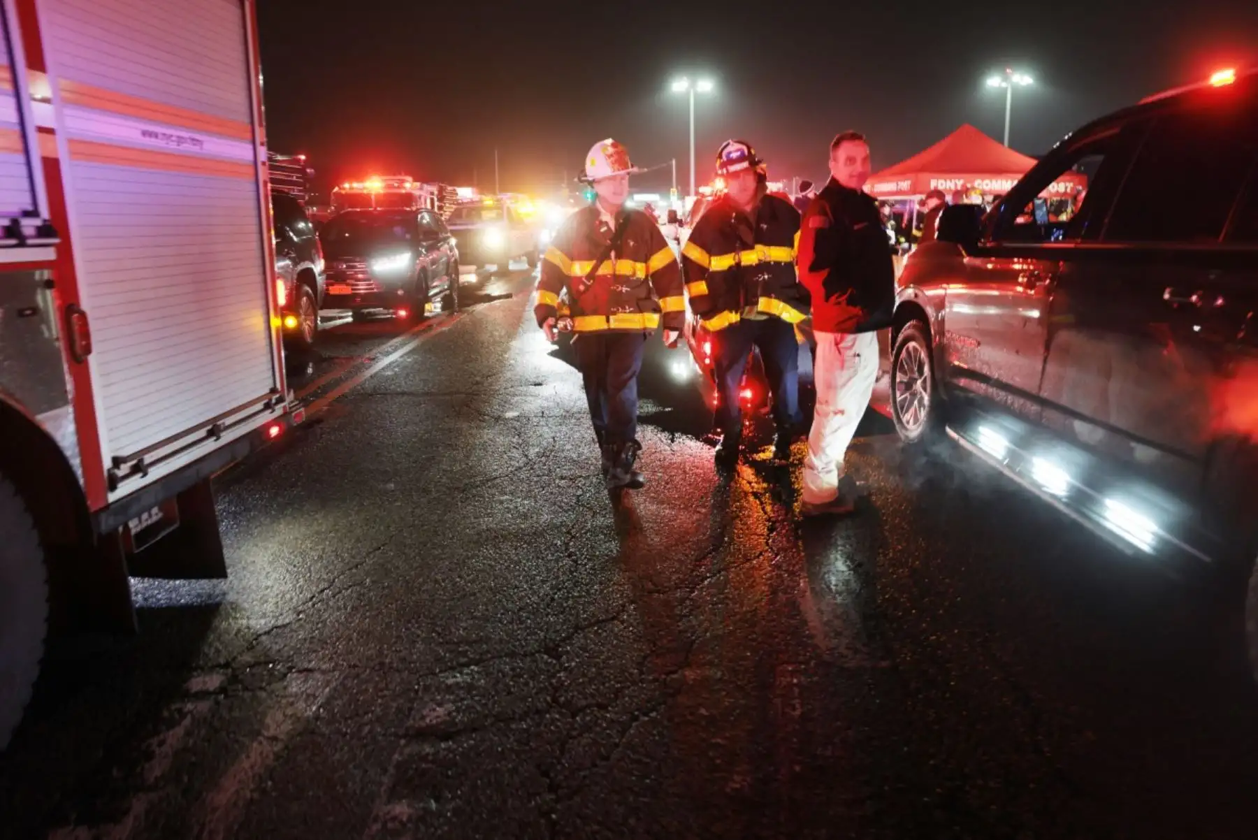 Un total de 41 personas fueron trasladadas a hospitales tras el accidente, algunas con heridas graves, mientras otras recibieron atención médica en el lugar del impacto ocurrido en la pista. Foto: ANDINA/AFP