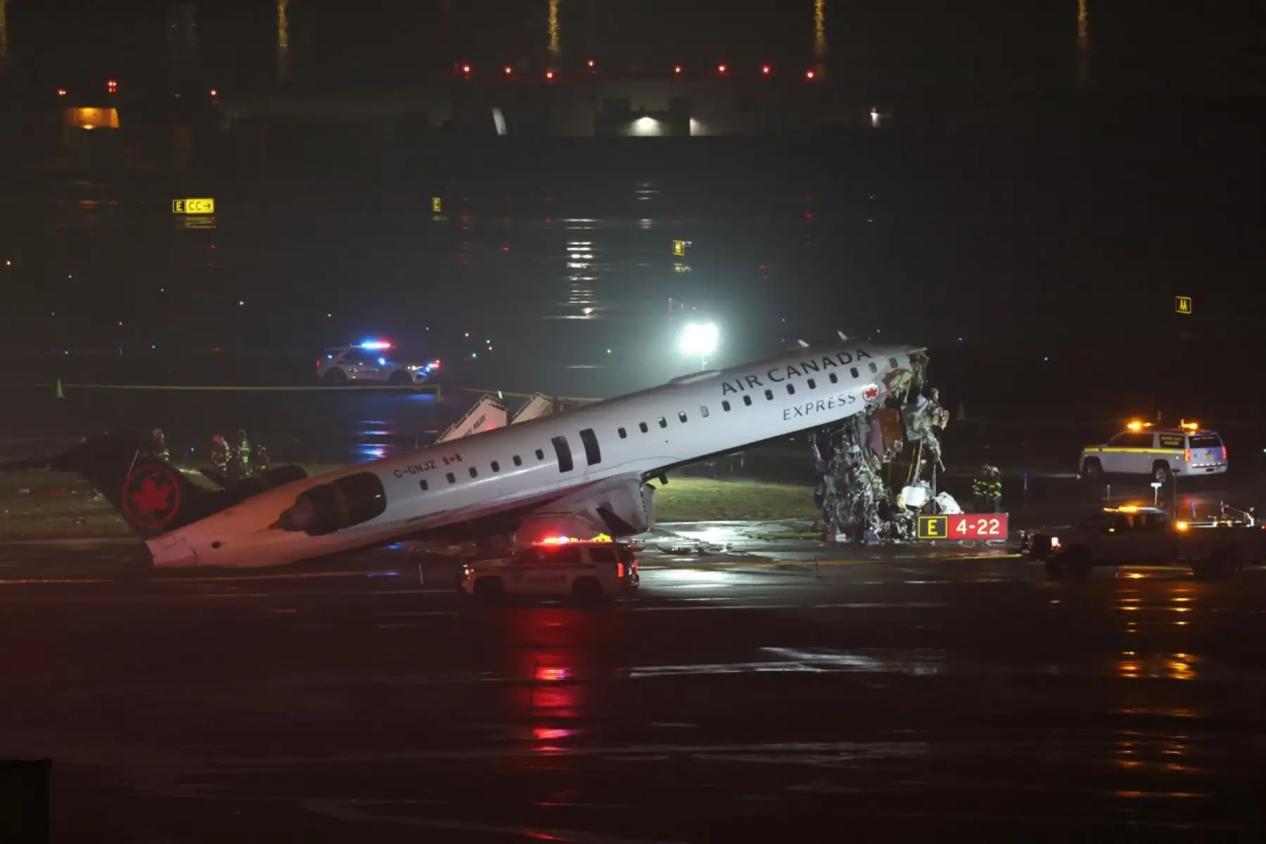 Imágenes difundidas tras el incidente mostraron daños visibles en la parte frontal y la cabina del avión luego del impacto registrado en la pista del aeropuerto neoyorquino. Foto: ANDINA/AFP