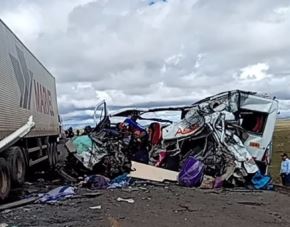 Un trágico accidente en la vía Arequipa - Puno, protagonizado por una miniván de transporte de pasajeros y un tráiler de carga pesada, cobró la vida de al menos cuatro personas y dejó varias heridas esta mañana. ANDINA/Difusión