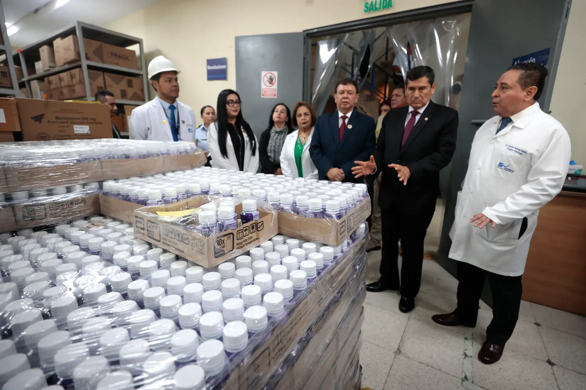 El Gobierno anunció la compra internacional de medicamentos oncológicos por más de 378 millones de soles con el objetivo de garantizar el tratamiento de 14 tipos de cáncer y beneficiar a más de 285,000 pacientes en todo el país. La adquisición permitirá asegurar el abastecimiento continuo en establecimientos de salud y evitar interrupciones en los tratamientos, como parte de una estrategia para fortalecer el acceso oportuno a servicios especializados. Foto: ANDINA/Vidal Tarqui