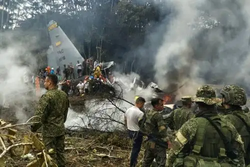 Aeronave militar Hércules cae en el suroeste de Colombia con 125 ocupantes