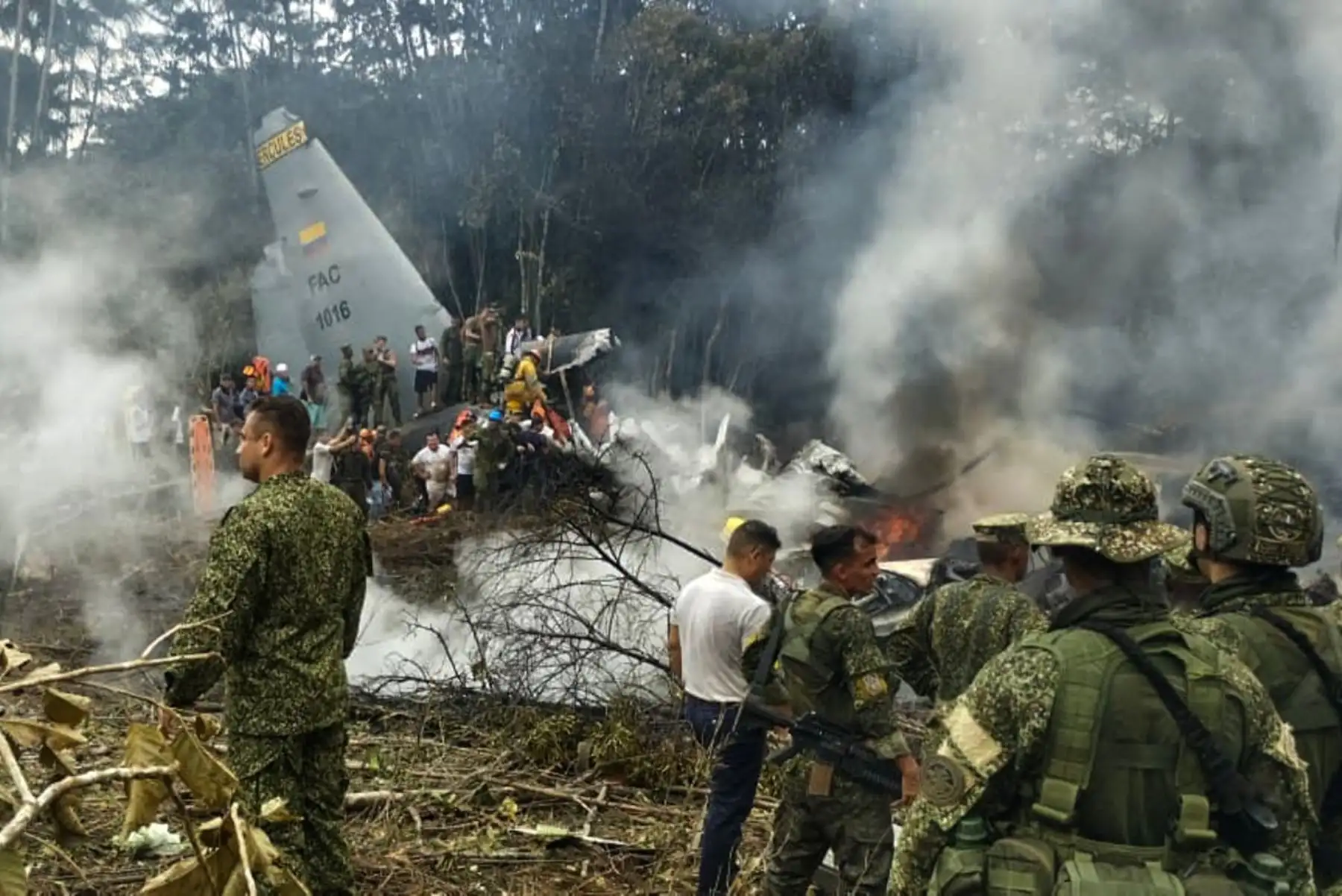 Un avión militar Hércules se estrelló en el suroeste de Colombia con 125 personas a bordo, poco después de despegar de Puerto Leguízamo, informó la Fuerza Aeroespacial Colombiana. Al menos 48 personas fueron rescatadas con vida, mientras continúan las labores de búsqueda en la zona del siniestro. Las causas del accidente aún no han sido determinadas y las autoridades no confirmaron una cifra oficial de fallecidos. Foto: ANDINA/AFP.