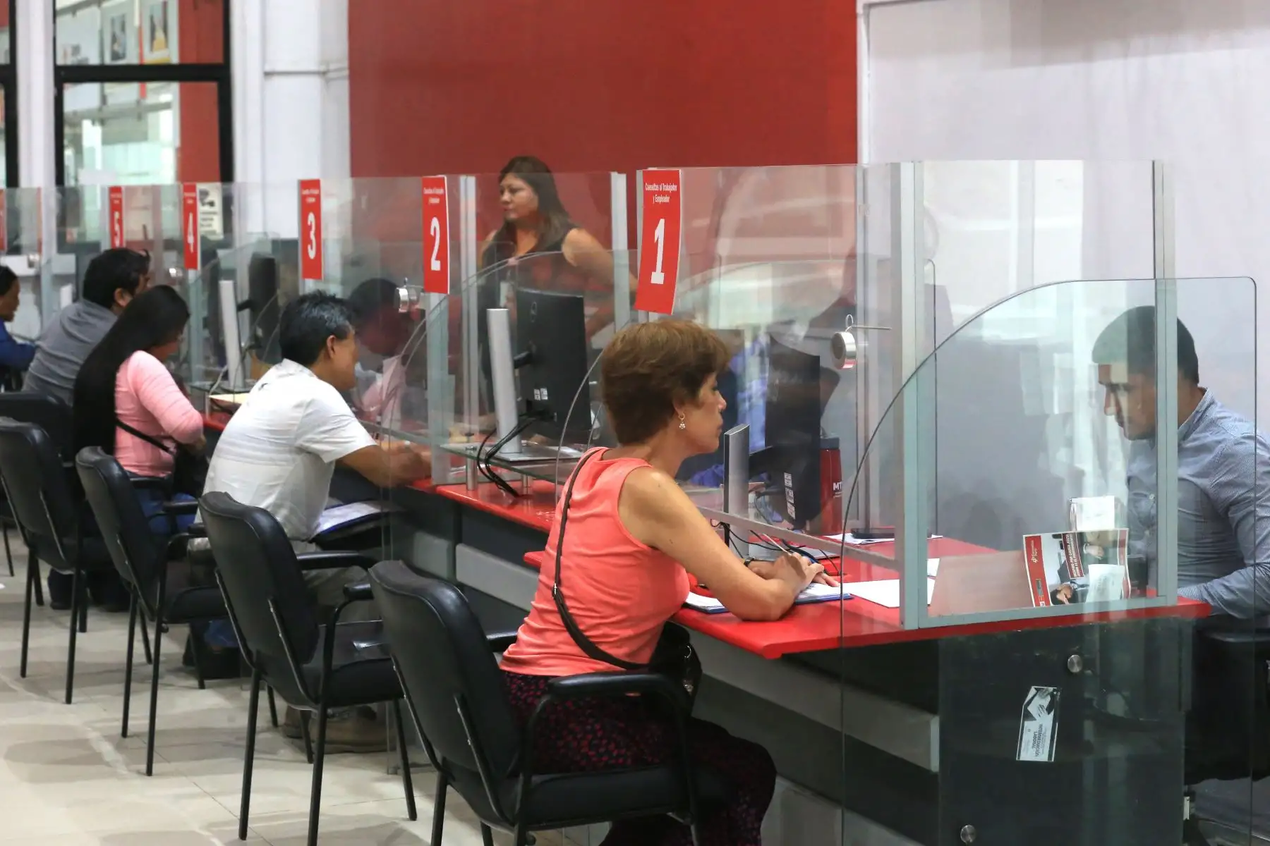 En la sede del Centro de Empleo de la avenida Salaverry N° 655, en Jesús María, más de 40 empresas del sector privado pondrán a disposición más de 2,852 vacantes laborales. Foto: ANDINA/Héctor Vinces