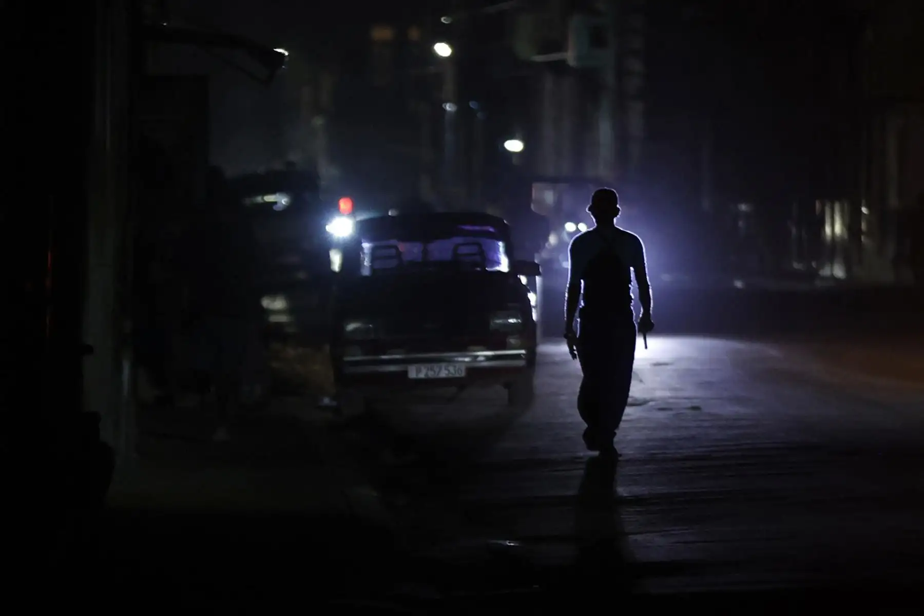 persona caminando por una calle sin luz durante un apagón en La Habana (Cuba). Foto: EFE