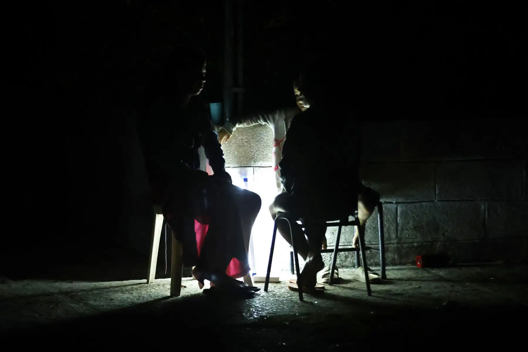 Personas hablan en una calle  en La Habana (Cuba) durante un nuevo apagón nacional por una desconexión total del Sistema Eléctrico Nacional (SEN). EFE