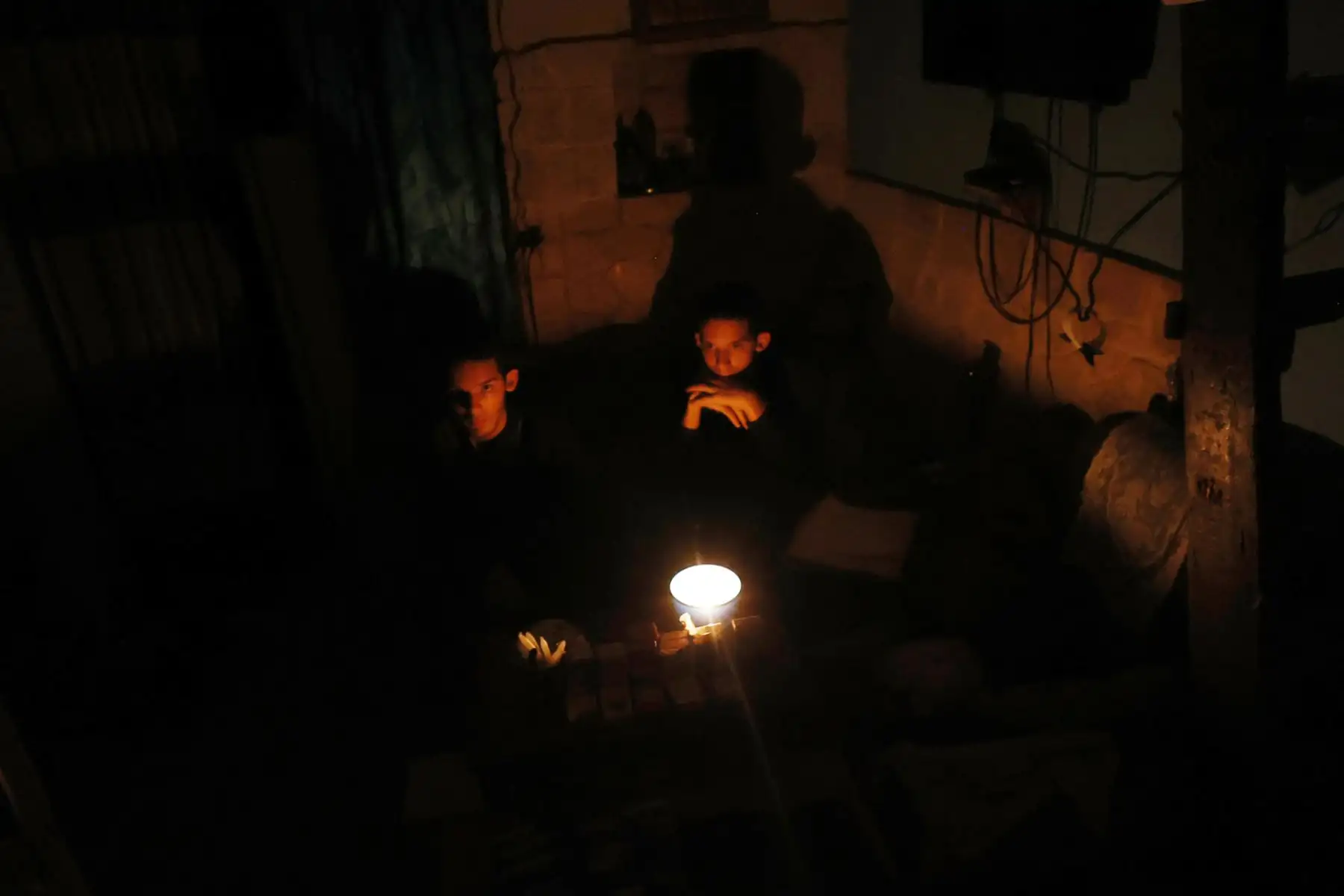 Fotografía que muestra a dos personas en una casa sin electricidad durante el apagón en La Habana (Cuba). Cuba . EFE