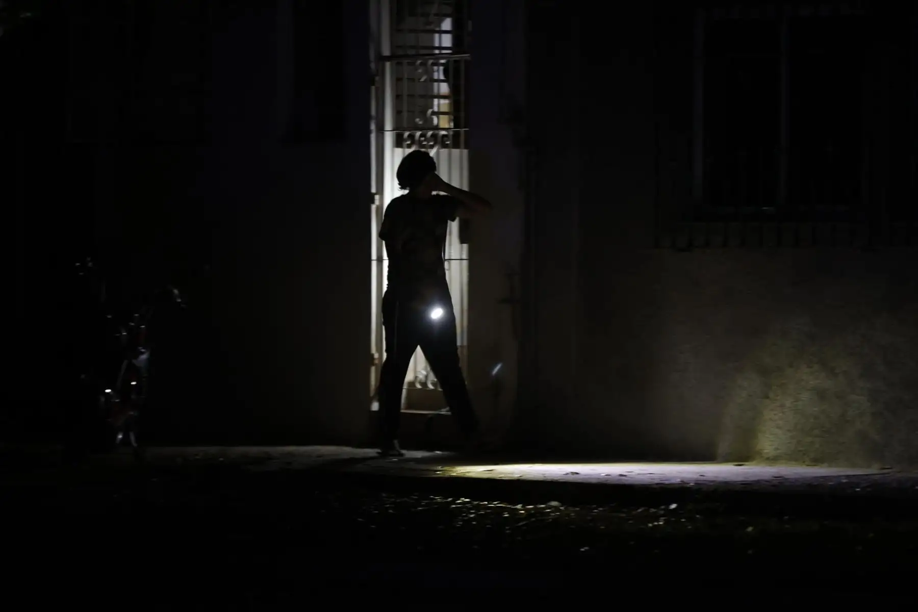 Una persona caminan por una calle sin electricidad en La Habana durante el apagón en Cuba. EFE