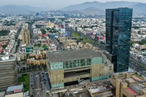Medidas de seguridad en los exteriores del Centro de Convenciones de Lima durante la  primera jornada del debate presidencial 2026
