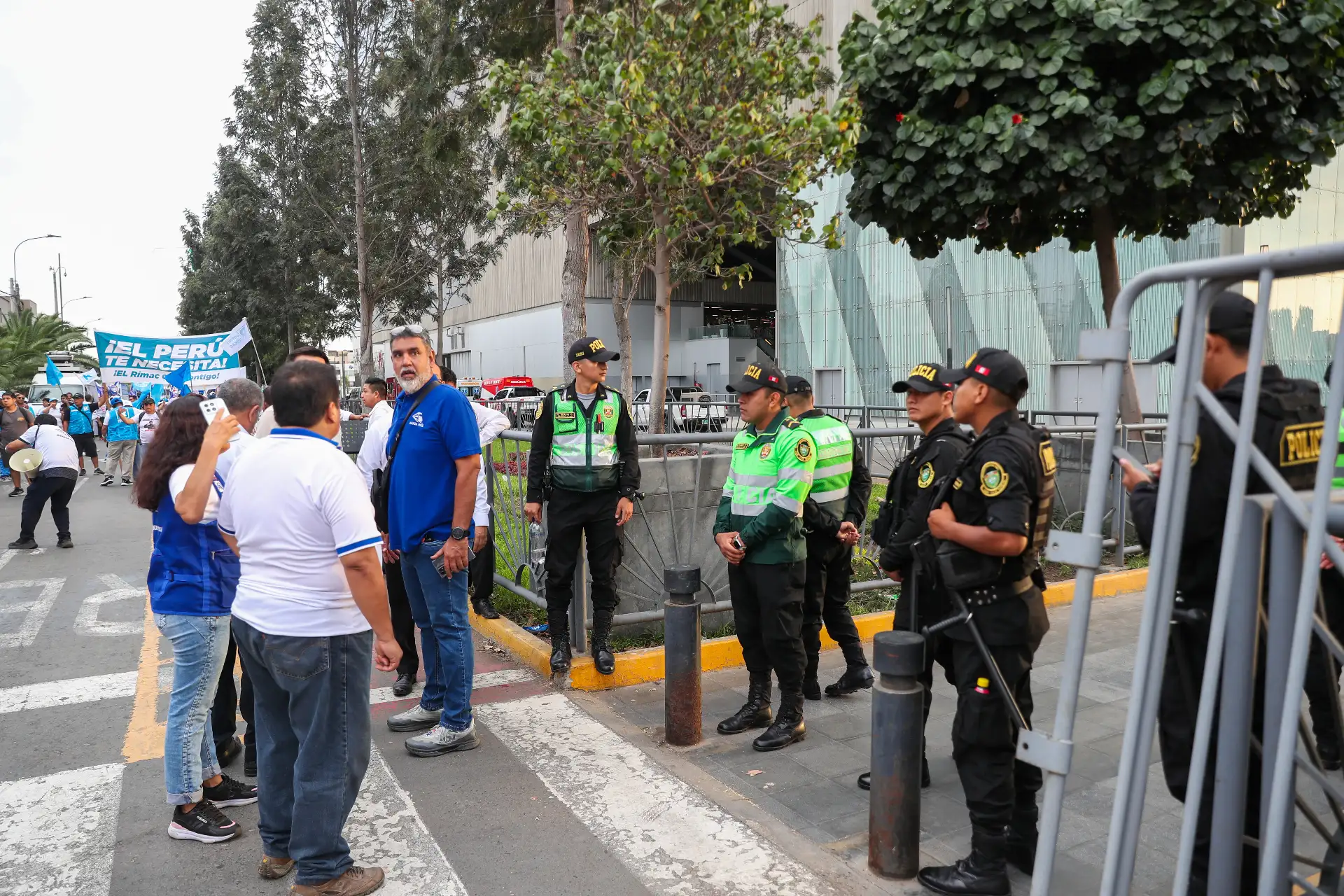 Policía Nacional resguarda los exteriores del Centro de Convenciones de Lima donde se realiza la primera jornada del debate presidencial. Foto: ANDINA/Ricardo Cuba
