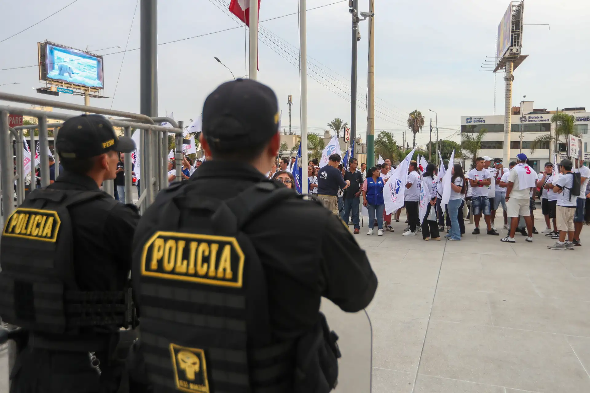 Policía Nacional resguarda los exteriores del Centro de Convenciones de Lima donde se realiza la primera jornada del debate presidencial. Foto: ANDINA/Ricardo Cuba