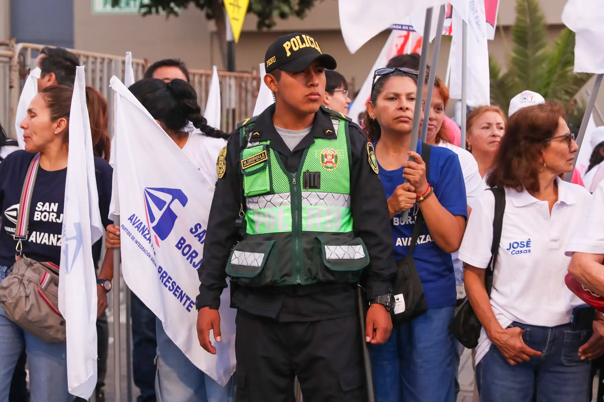 Policía Nacional resguarda los exteriores del Centro de Convenciones de Lima donde se realiza la primera jornada del debate presidencial. Foto: ANDINA/Ricardo Cuba.