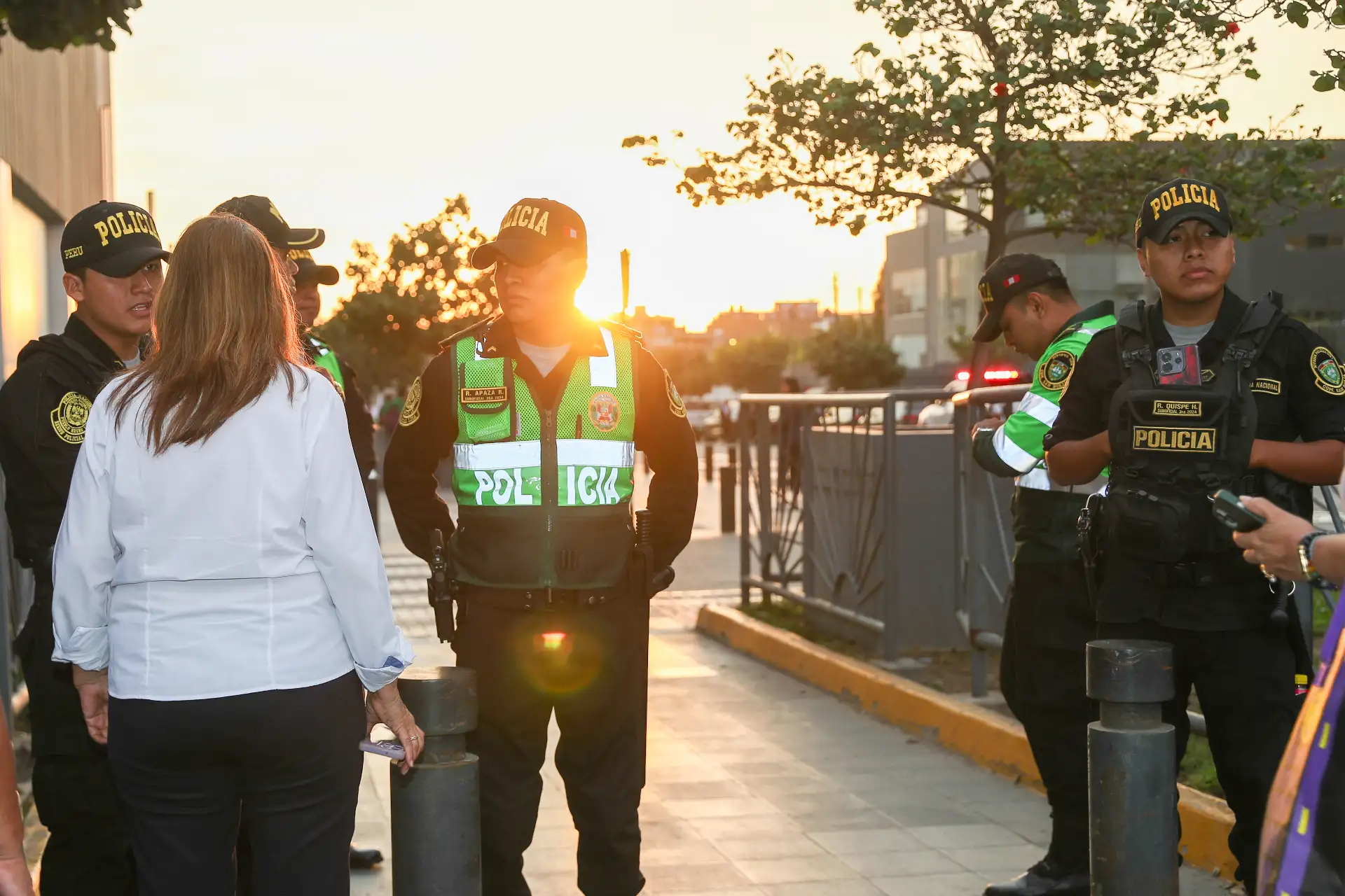Policía Nacional resguarda los exteriores del Centro de Convenciones de Lima donde se realiza la primera jornada del debate presidencial. Foto: ANDINA/Ricardo Cuba.