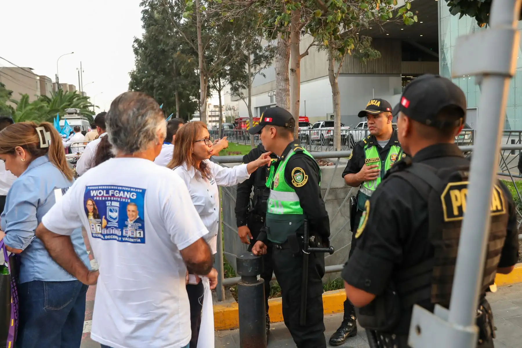 Policía Nacional resguarda los exteriores del Centro de Convenciones de Lima donde se realiza la primera jornada del debate presidencial. Foto: ANDINA/Ricardo Cuba.