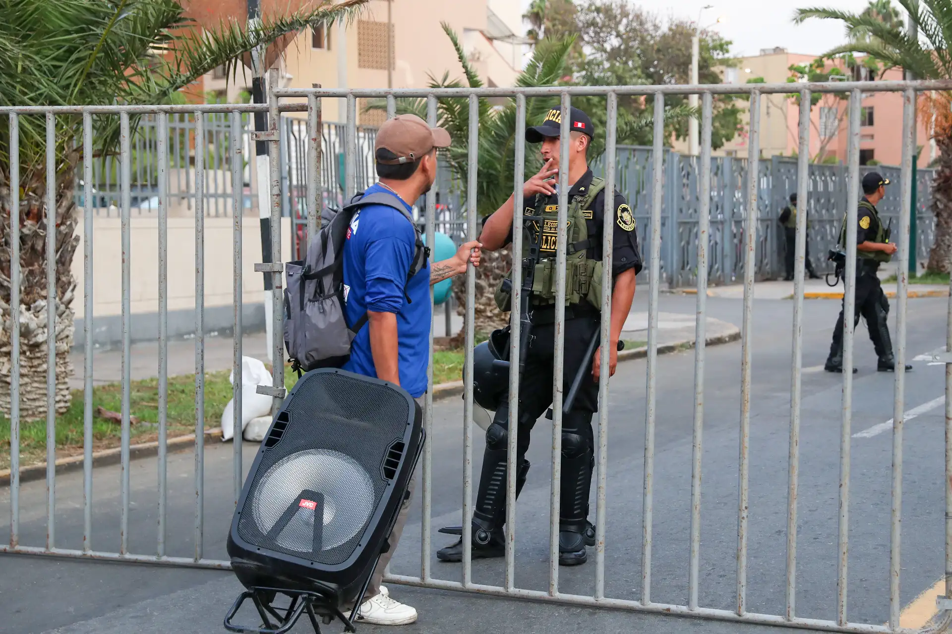 Policía Nacional resguarda los exteriores del Centro de Convenciones de Lima donde se realiza la primera jornada del debate presidencial. Foto: ANDINA/Ricardo Cuba.
