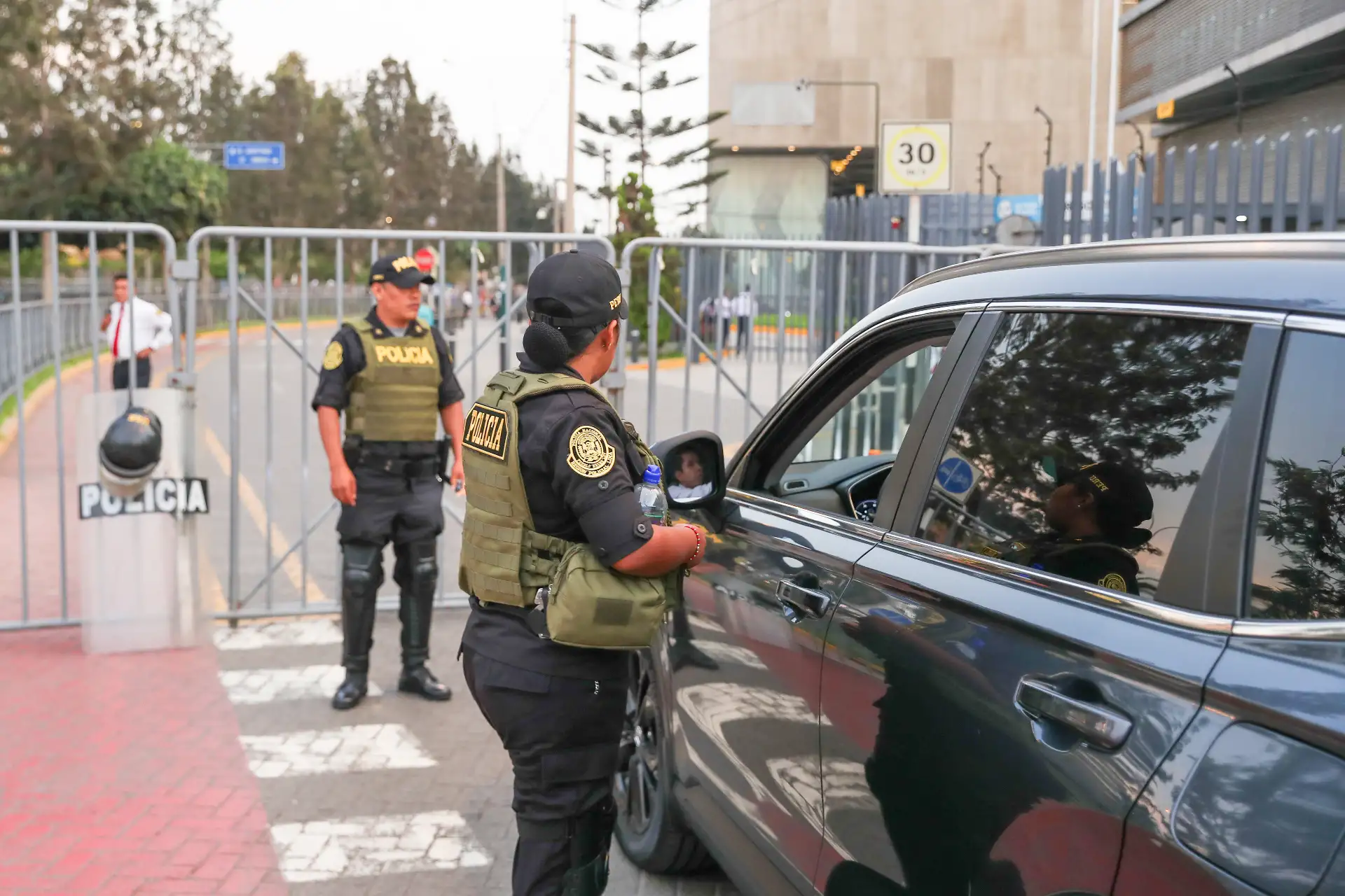 Policía Nacional resguarda los exteriores del Centro de Convenciones de Lima donde se realiza la primera jornada del debate presidencial. Foto: ANDINA/Ricardo Cuba.