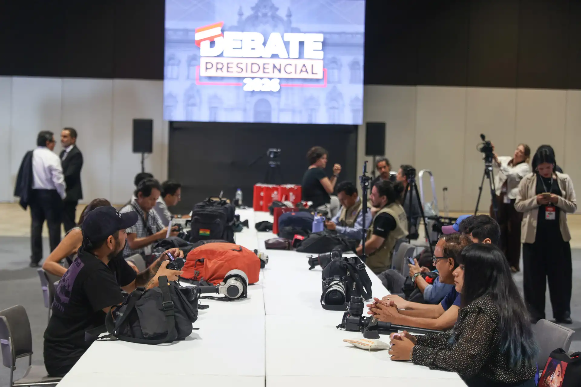 Equipos de prensa durante la primera jornada del debate presidencial, organizado por el Jurado Nacional de Elecciones (JNE), en el Centro de Convenciones de Lima. Foto: ANDINA/Verónica Calderón Zuñiga