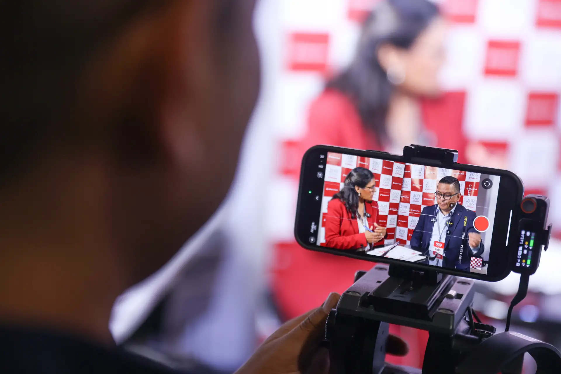 Equipo de periodistas de la Agencia de Noticias Andina trabajan durante la primera jornada del debate presidencial, organizado por el Jurado Nacional de Elecciones (JNE), en el Centro de Convenciones de Lima. Foto: ANDINA/Jhonel Rodríguez Robles