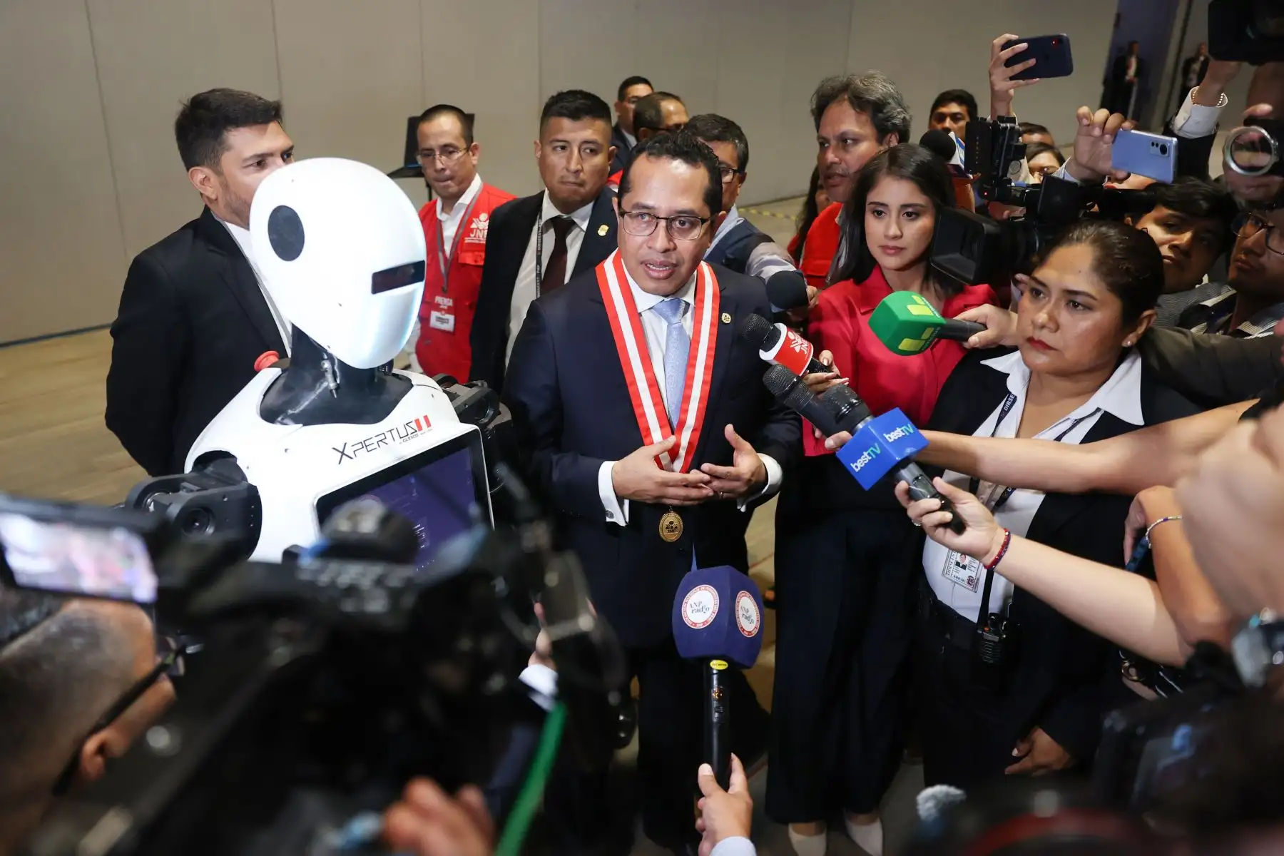 El presidente del JNE, Roberto Burneo, presenta un robot asistente con IA que brindará información electoral de forma rápida y accesible.  Foto: ANDINA/Jhonel Rodríguez Robles