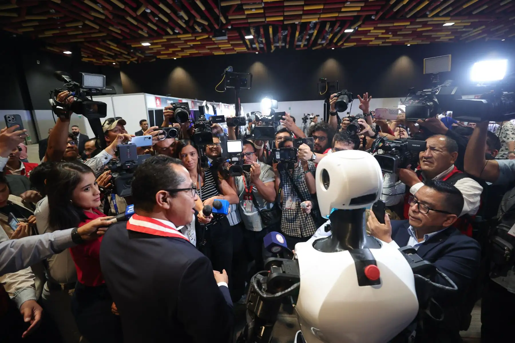 El presidente del JNE, Roberto Burneo, presenta un robot asistente con IA que brindará información electoral de forma rápida y accesible. Foto: ANDINA/ Verónica Calderón Zuñiga