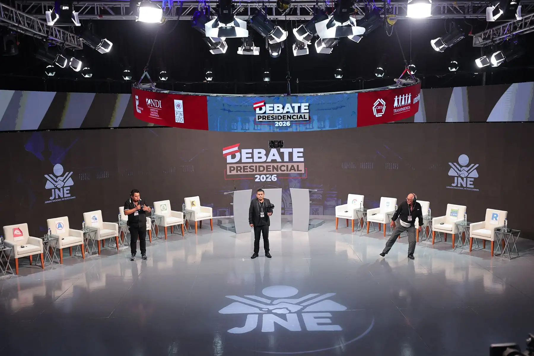 Todo queda listo para el inicio de la primera jornada del debate presidencial, organizado por el Jurado Nacional de Elecciones (JNE), en el Centro de Convenciones de Lima. Foto: ANDINA/Verónica Calderón Zuñiga