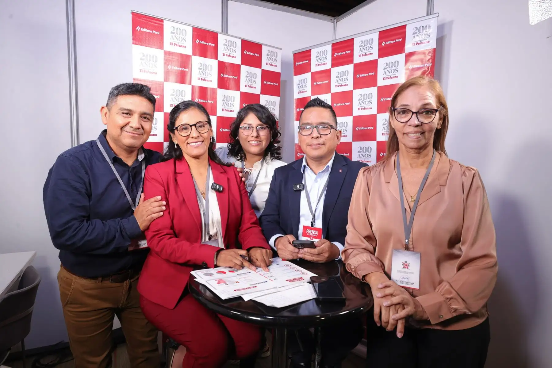 Equipo de periodistas de la Agencia de Noticias Andina trabajan durante la primera jornada del debate presidencial, organizado por el Jurado Nacional de Elecciones (JNE), en el Centro de Convenciones de Lima. Foto: ANDINA/Verónica Calderón Zúñiga
