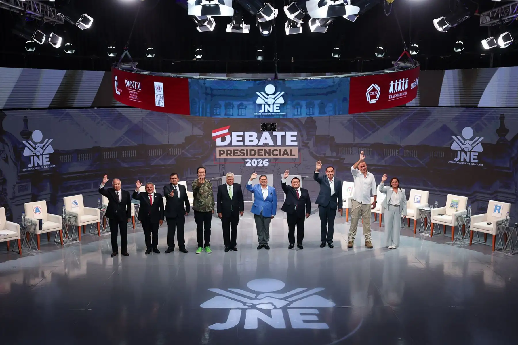 Los 11 candidatos presidenciales posan para la fotografía oficial durante la primera jornada del debate presidencial, en el Centro de Convenciones de Lima. Foto: ANDINA/Verónica Calderón Zúñiga