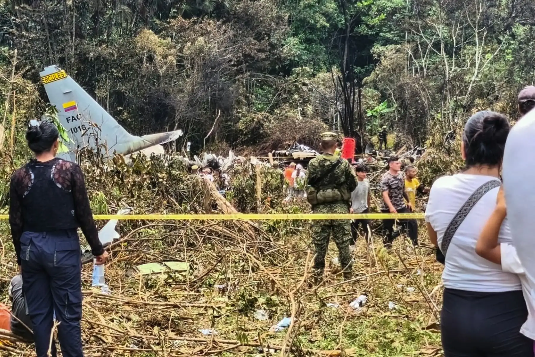 Autoridades señalaron que parte de la munición transportada por la aeronave detonó tras el impacto, lo que generó explosiones adicionales en la zona del siniestro. Foto: ANDINA/AFP.