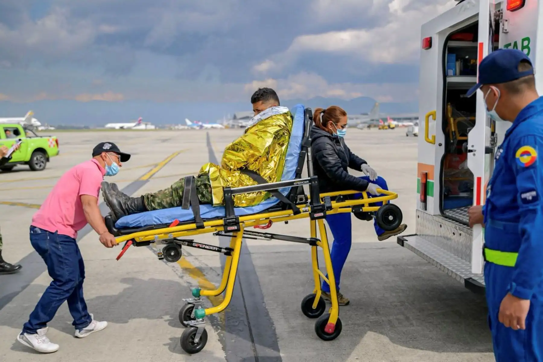 El accidente de un avión militar Hércules en el suroeste de Colombia dejó 66 muertos y decenas de heridos, convirtiéndose en uno de los más graves en el país. La aeronave se estrelló poco después de despegar de Puerto Leguízamo con 125 personas a bordo. Entre las víctimas se encontraban soldados, miembros de la fuerza aérea y policías, mientras continúan las investigaciones para determinar las causas del siniestro. Foto: ANDINA/AFP