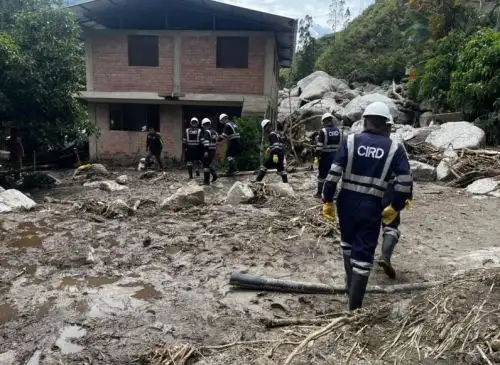 Efectivos de la Compañía de Intervención Rápida para Desastres (CIRD) de la 33.ª Brigada de Infantería del Ejército del Perú se encuentra en la zona de desastre en el distrito de Machu Picchu, en Cusco, para la atención de la emergencia.
