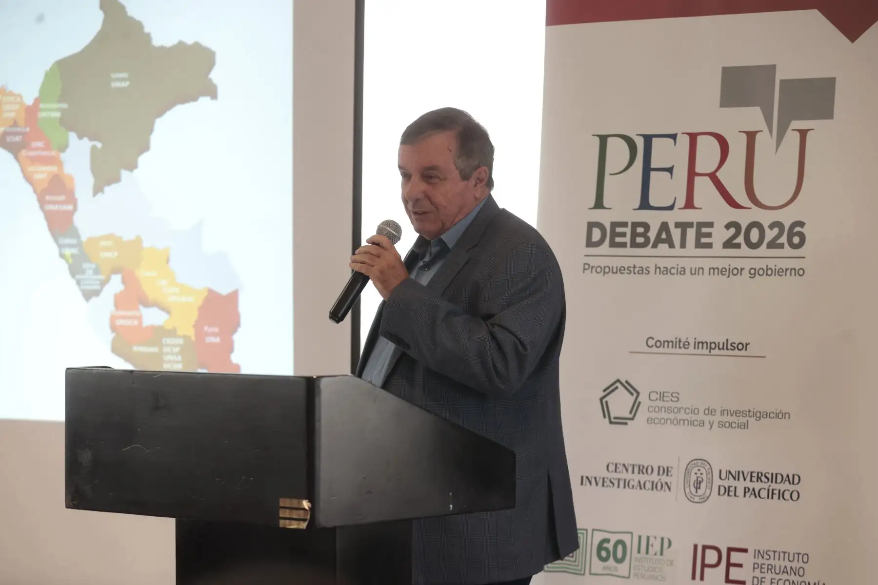 Javier Portocarrero, director ejecutivo del Consorcio de Investigación Económica y Social (CIES), participó en el seminario con una exposición en la que destacó la importancia de generar propuestas técnicas para fortalecer la gestión pública y la institucionalidad en el país. Foto: ANDINA/Vidal Tarqui.