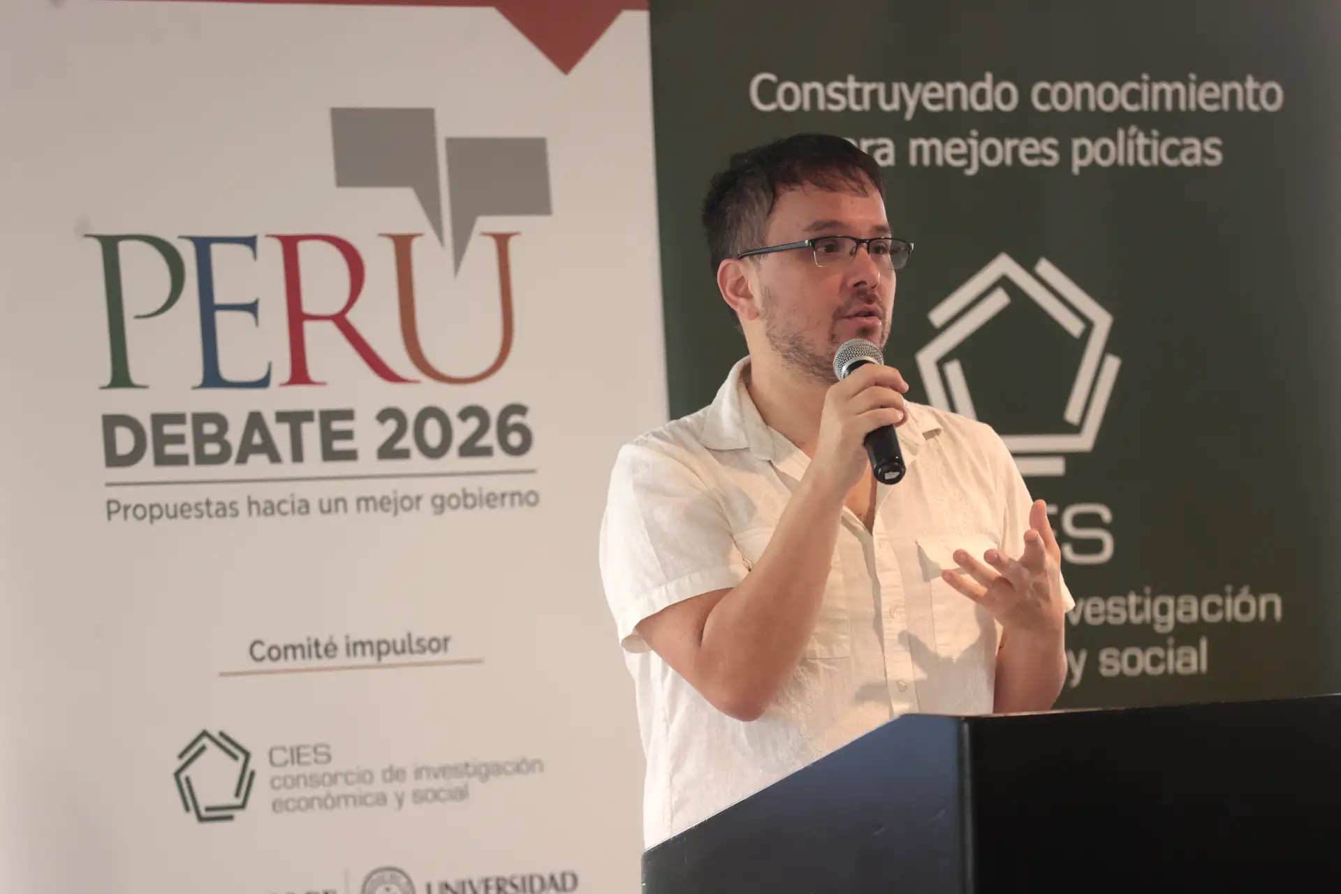 Jorge Morel, investigador del Instituto de Estudios Peruanos (IEP), participó en el seminario con una exposición sobre integridad y lucha contra la corrupción, en la que presentó propuestas orientadas a fortalecer los mecanismos de transparencia y control en la gestión pública. Foto: ANDINA/Vidal Tarqui.