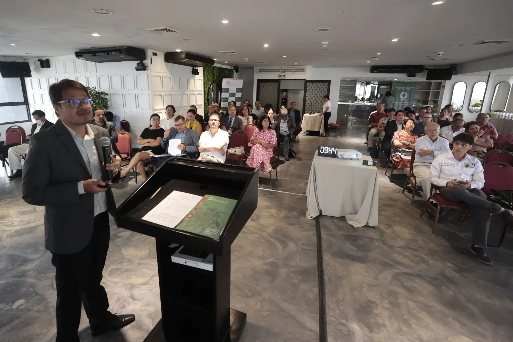 Juan Carlos Rivero, experto en gestión y política pública, participó en el seminario con una exposición centrada en propuestas para mejorar la eficiencia del Estado y fortalecer la calidad de la gestión pública en el país. Foto: ANDINA/Vidal Tarqui.