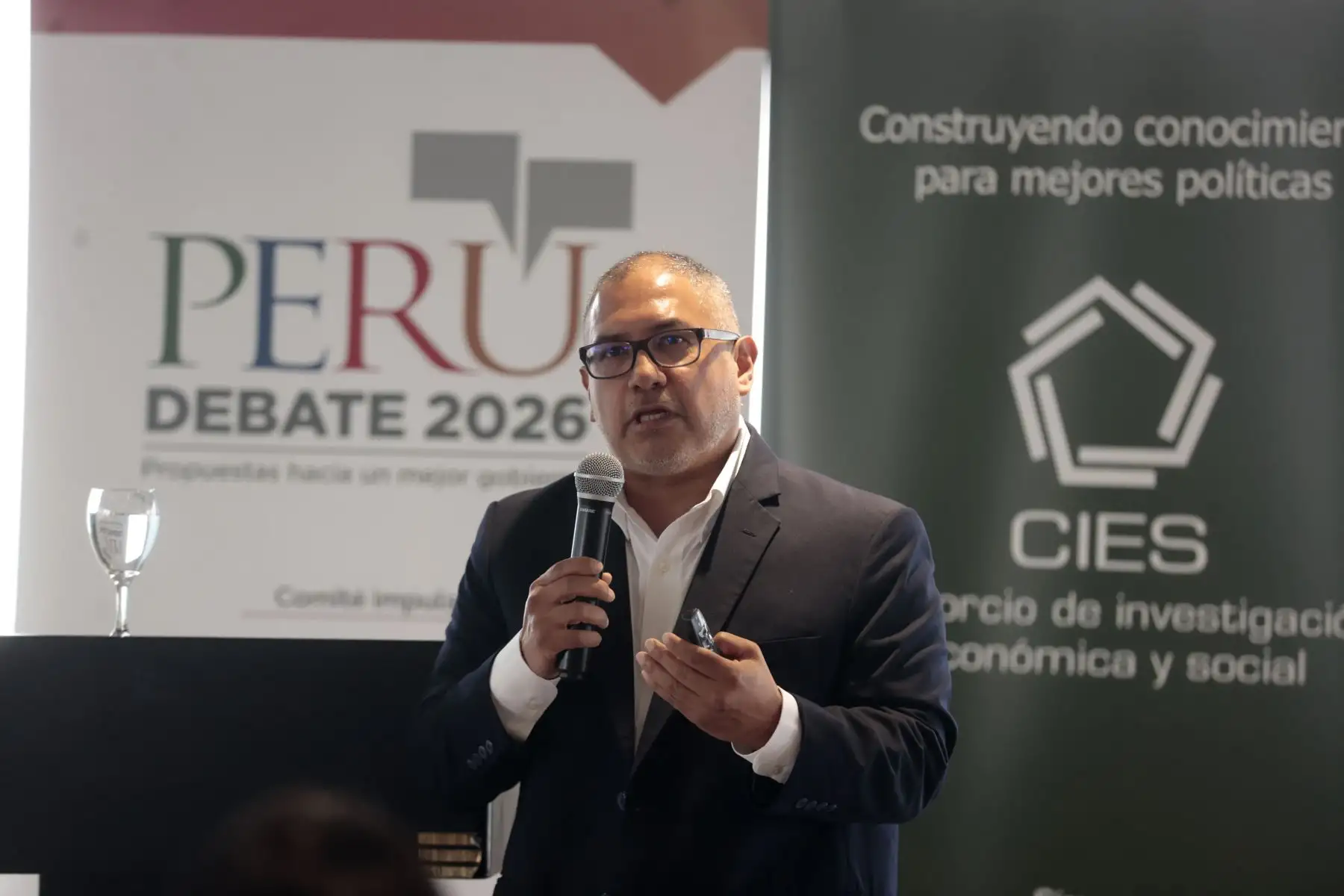 Daniel Barco, economista e investigador del Consejo Privado de Competitividad, participó en el seminario con una exposición sobre descentralización y gestión de la inversión pública, donde presentó propuestas orientadas a mejorar la eficiencia del gasto y fortalecer la articulación entre los distintos niveles de gobierno. Foto: ANDINA/Vidal Tarqui.