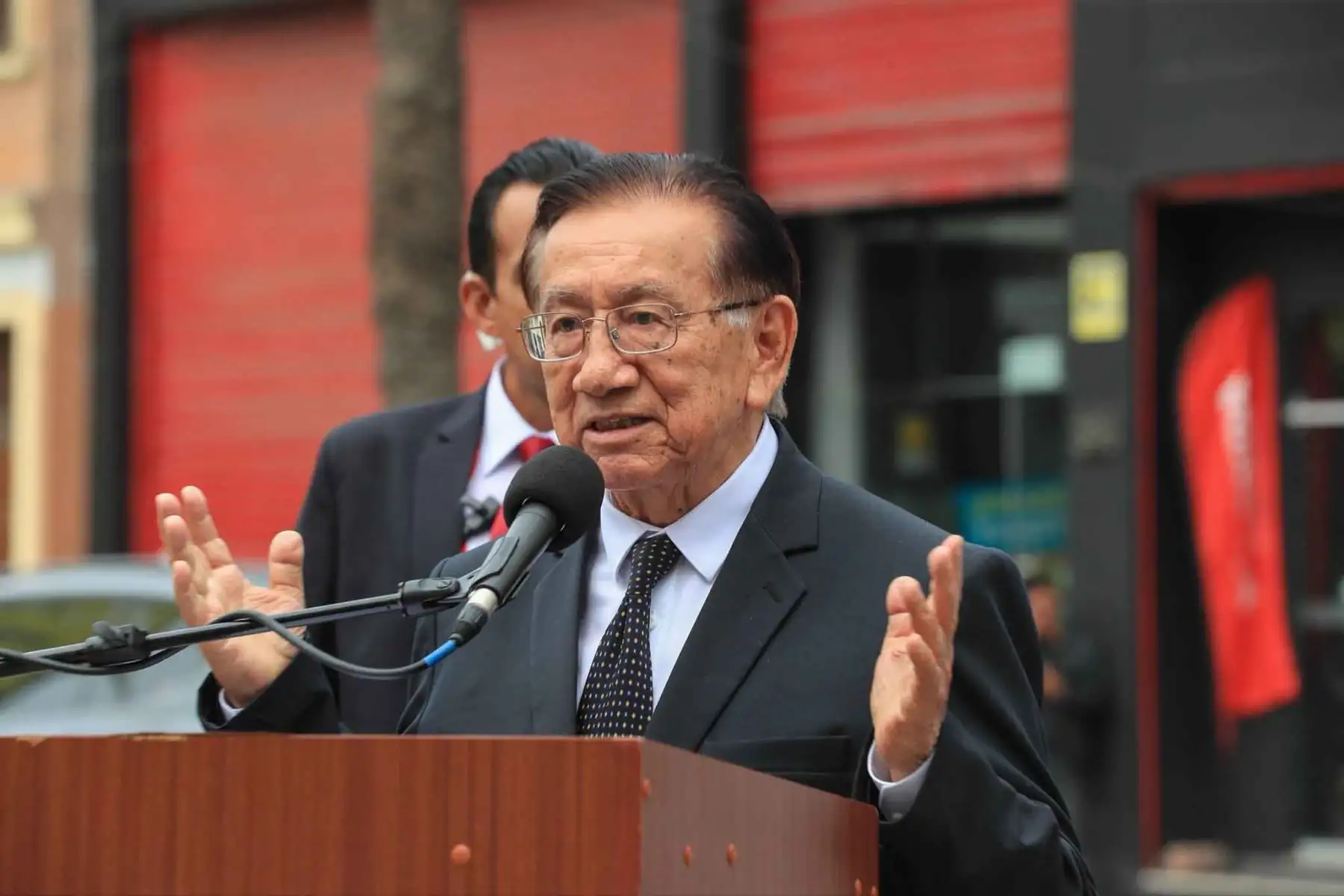 El presidente de la República, José María Balcázar, participó en la ceremonia de colocación de una ofrenda floral en honor a Domingo Faustino Sarmiento, destacado intelectual y expresidente argentino, en una actividad realizada junto a la Facultad de Derecho y Ciencia Política de la Universidad Nacional Mayor de San Marcos y la Embajada de Argentina. El acto resaltó los vínculos históricos y culturales entre ambos países. Foto: ANDINA/Prensa Presidencia.
