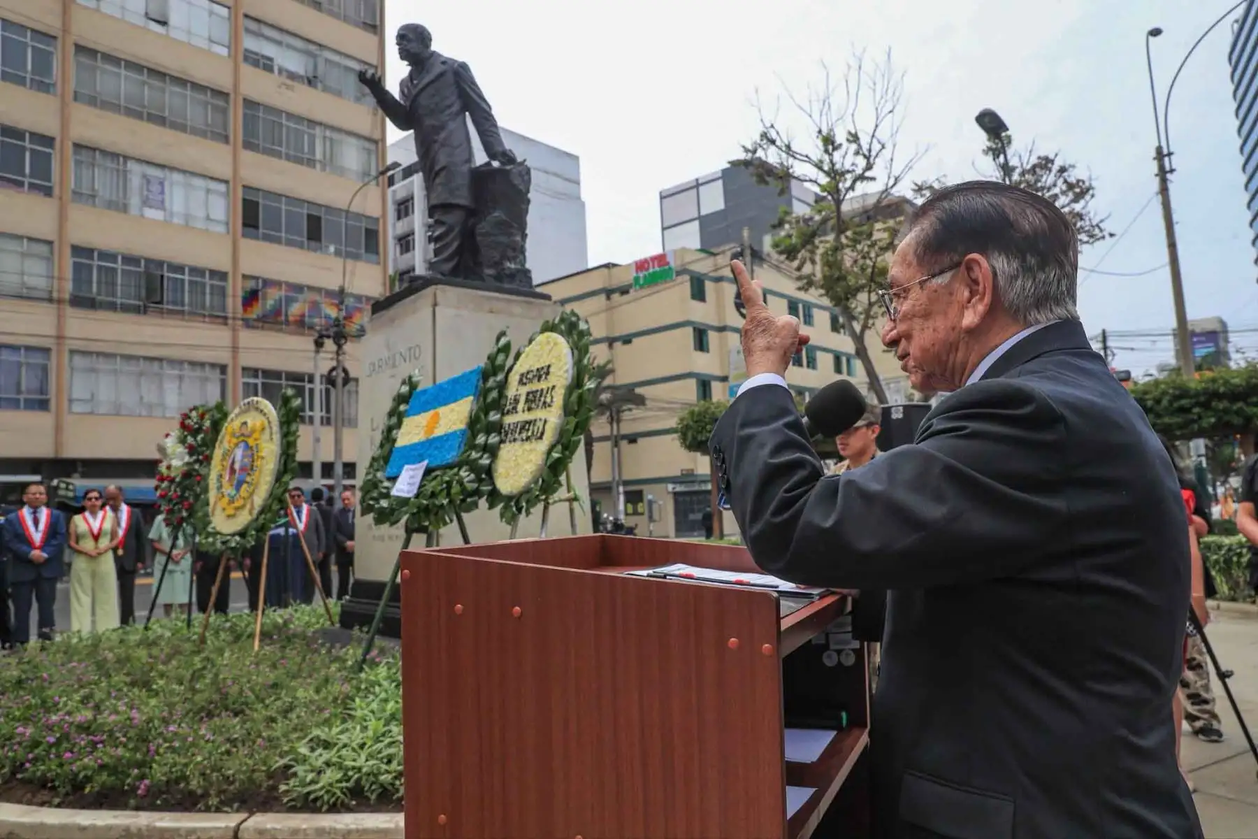El presidente de la República, José María Balcázar, participó en la ceremonia de colocación de una ofrenda floral en honor a Domingo Faustino Sarmiento, destacado intelectual y expresidente argentino, en una actividad realizada junto a la Facultad de Derecho y Ciencia Política de la Universidad Nacional Mayor de San Marcos y la Embajada de Argentina. El acto resaltó los vínculos históricos y culturales entre ambos países. Foto: ANDINA/Prensa Presidencia.